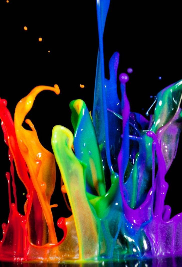 Paint Art 桌布 壁紙 — 鮮豔的彩虹顏料飛濺在漆黑的背景上向上爆炸，形成動態的色彩爆發。