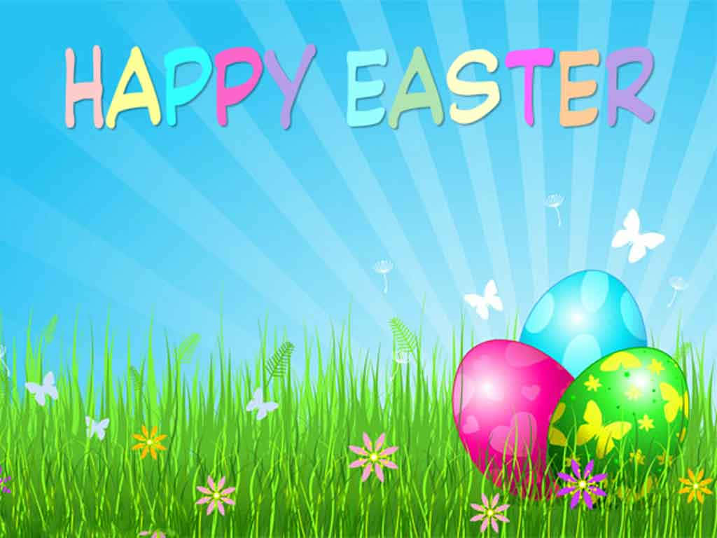 Cute Happy Easter 桌布 壁紙 — 鮮豔的復活節彩蛋藏在陽光照耀的草地上，蝴蝶翩翩飛舞，在燦爛的藍天下。