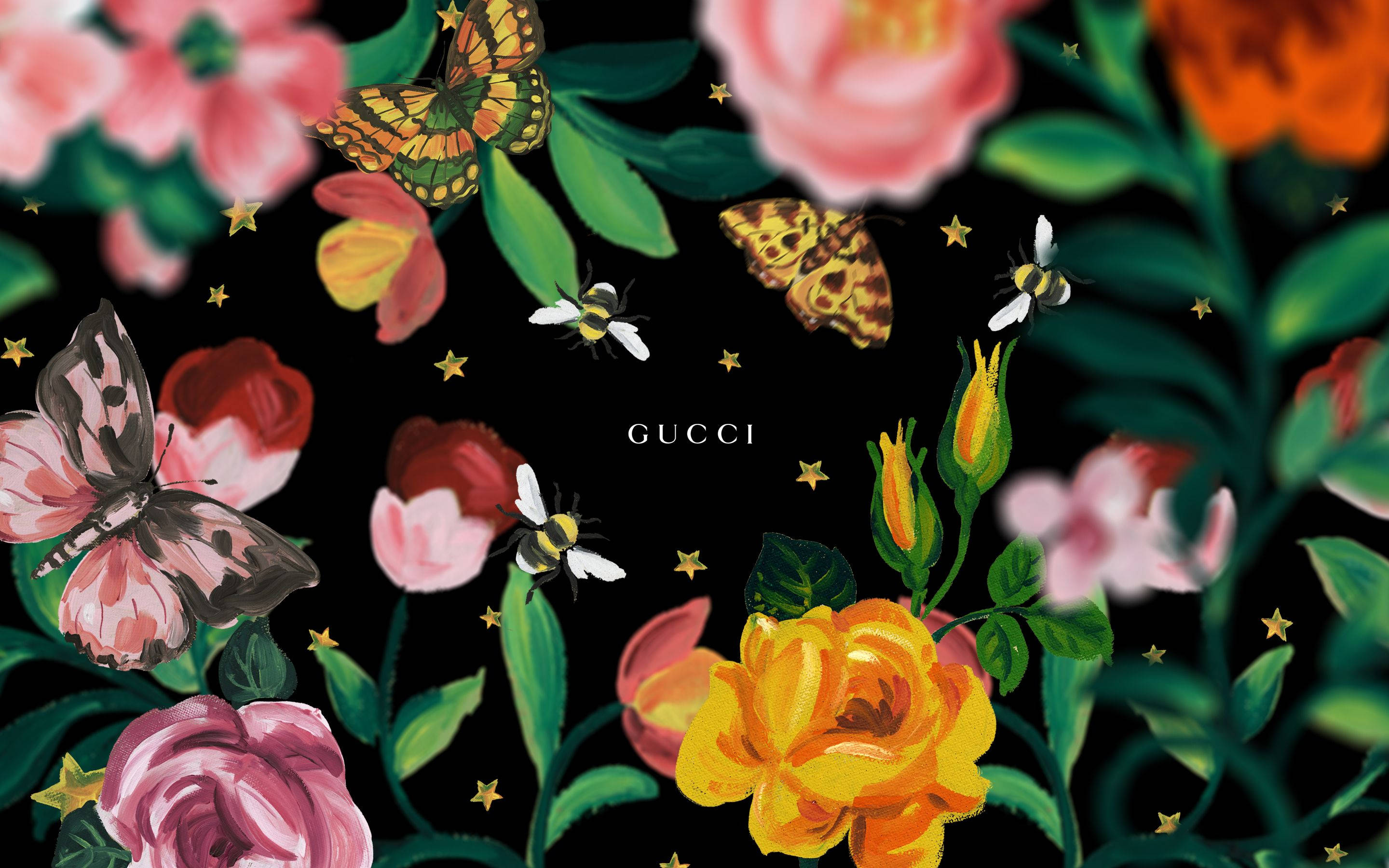 Gucci 桌布 壁紙 — 鮮豔的手繪花朵和蝴蝶在帶有Gucci品牌的星空黑色背景上翩翩起舞。