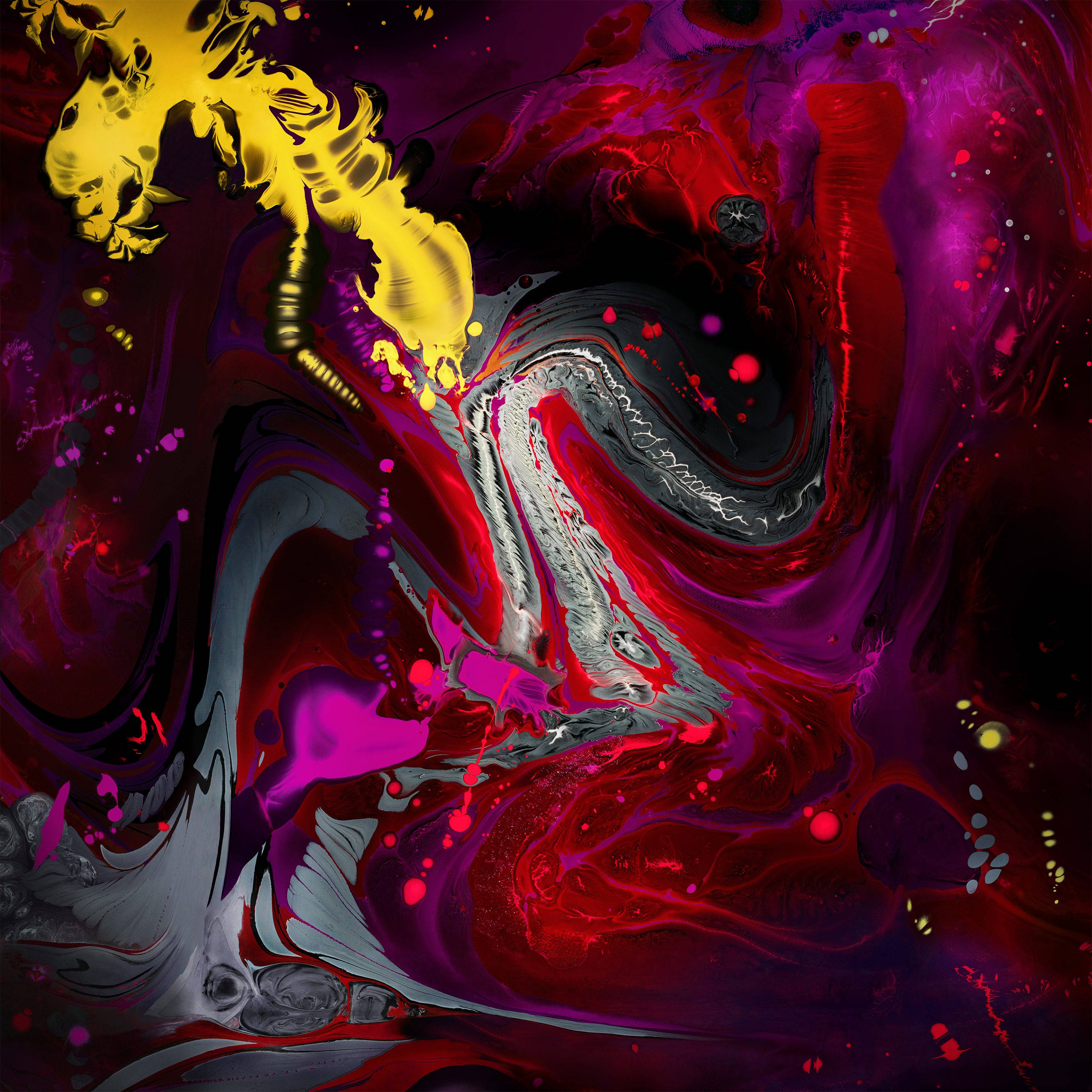 Red Abstract 桌布 壁紙 — 鮮豔的抽象漩渦，深紅色的洋紅色和電光黃色顏料在深色背景上爆炸，帶有飛濺的點綴。
