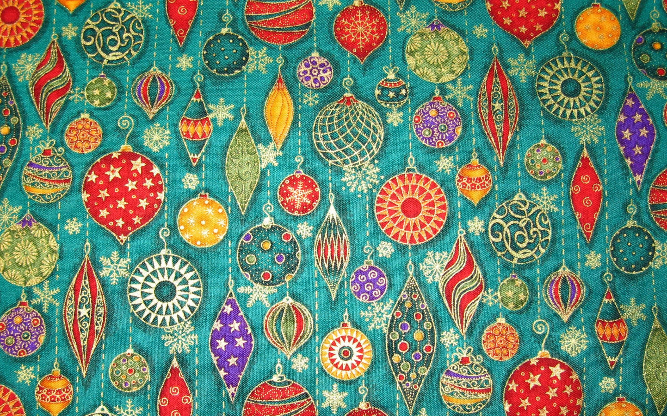 Christmas Pattern 桌布 壁紙 — 鮮豔的掛式聖誕裝飾，採用紅色、金色和藍綠色，帶有精緻圖案，背景為藍綠色布料。