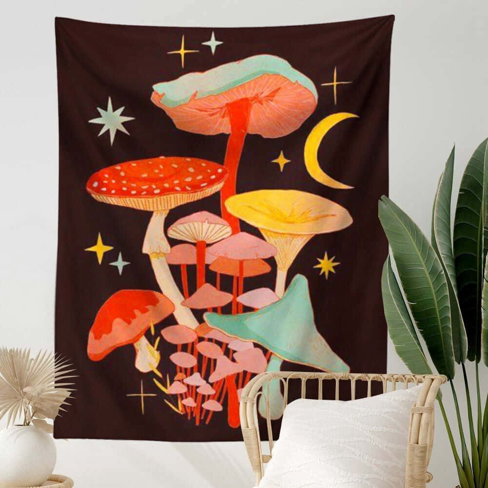Trippy Mushrooms 桌布 壁紙 — 鮮豔的插圖蘑菇在彎月和星星下發光，掛在舒適房間的深色掛毯上。