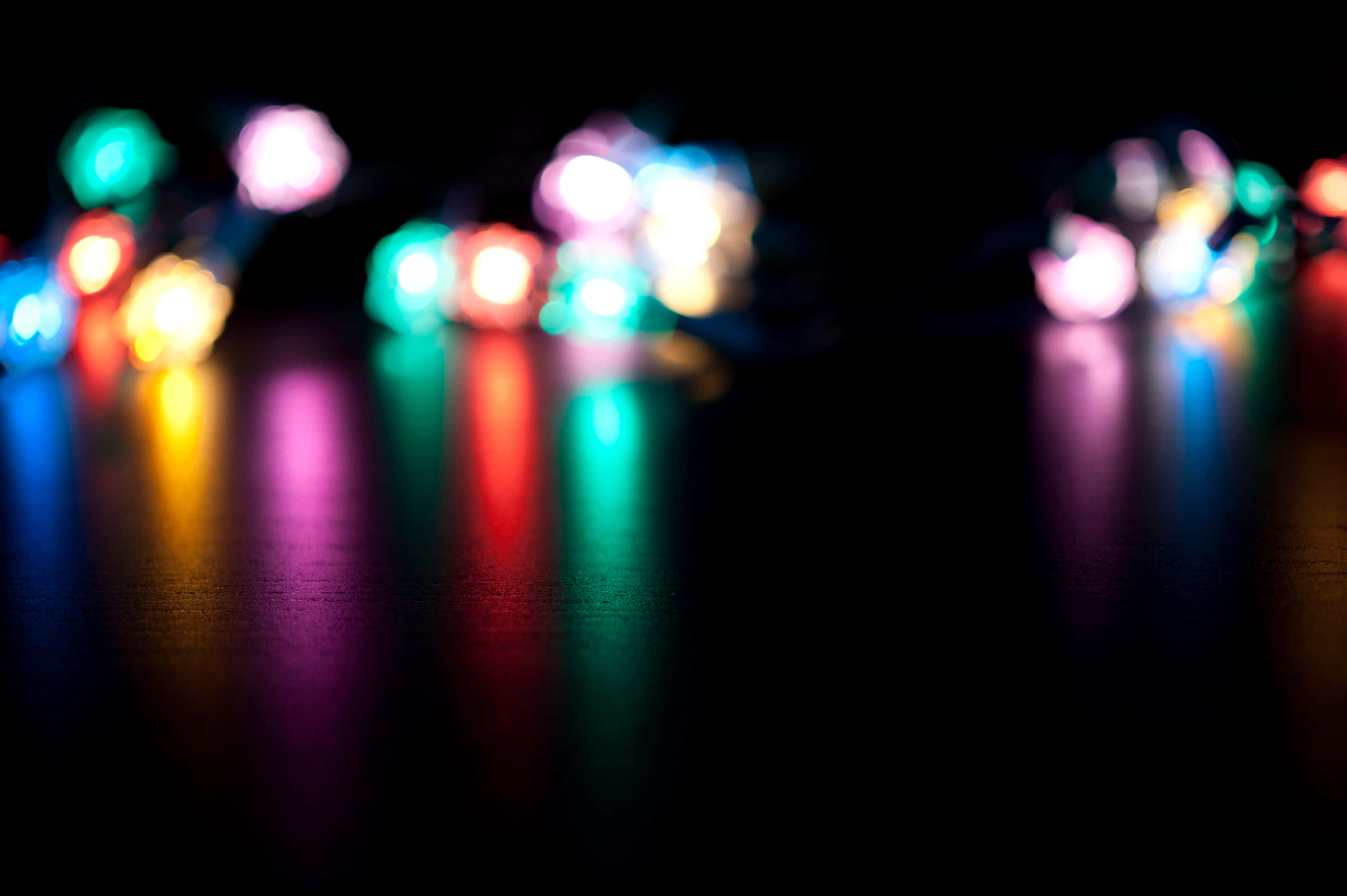 lights 桌布 壁紙 — 鮮豔的散景燈光在深色反光表面上柔和發光，營造出夢幻般的抽象氛圍。