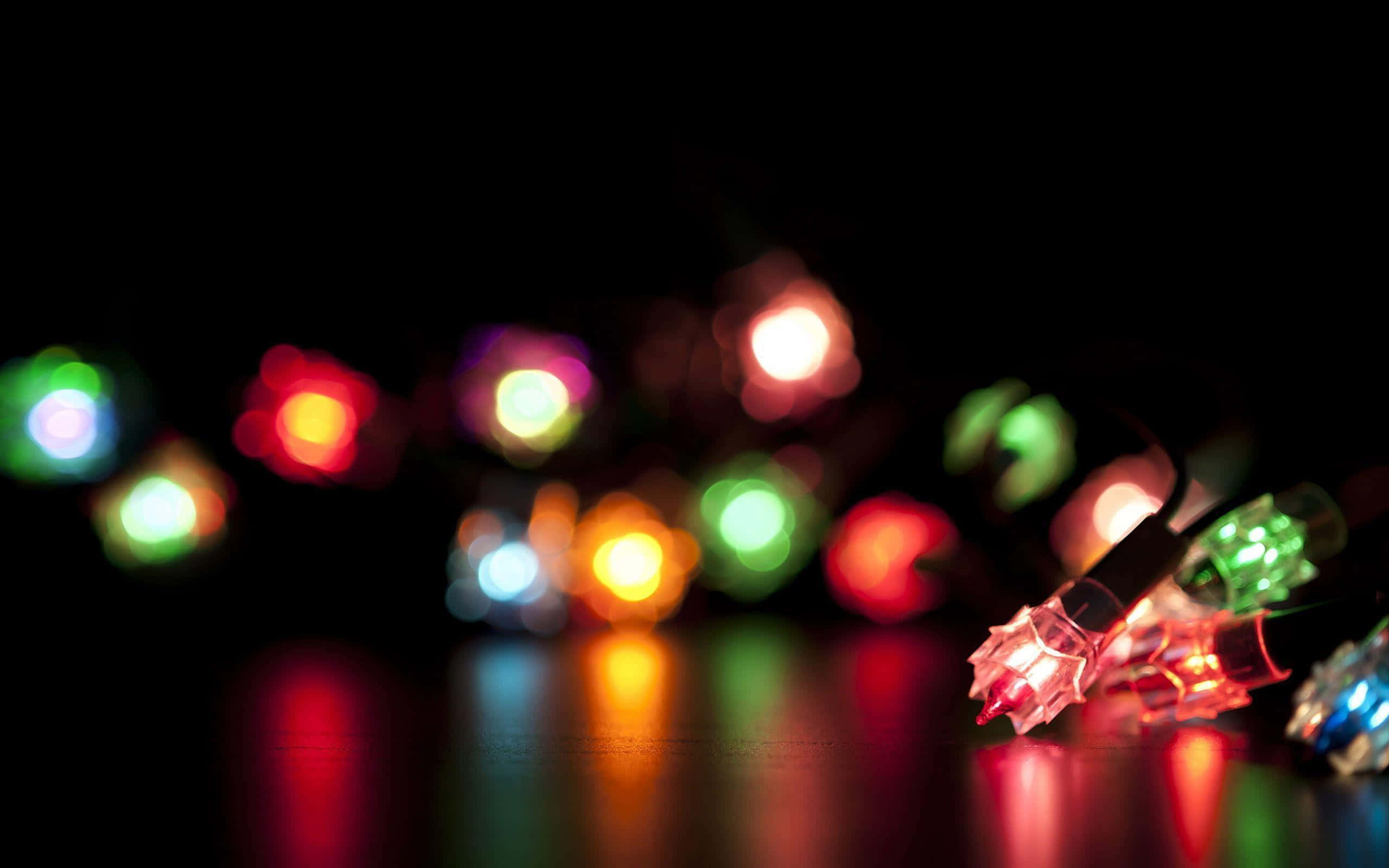 lights 桌布 壁紙 — 鮮豔的散景燈光在黑暗背景中柔和發光，前景清晰的燈泡在光滑表面上反射。