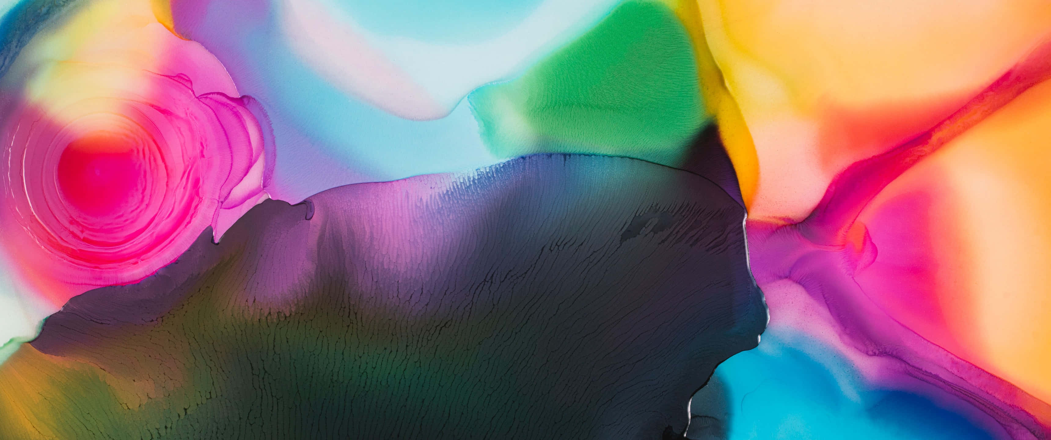 Colorful Abstract Art 桌布 壁紙 — 鮮豔的旋轉色彩融合成動態的抽象流體圖案，帶有深紫色和亮粉紅色的點綴。