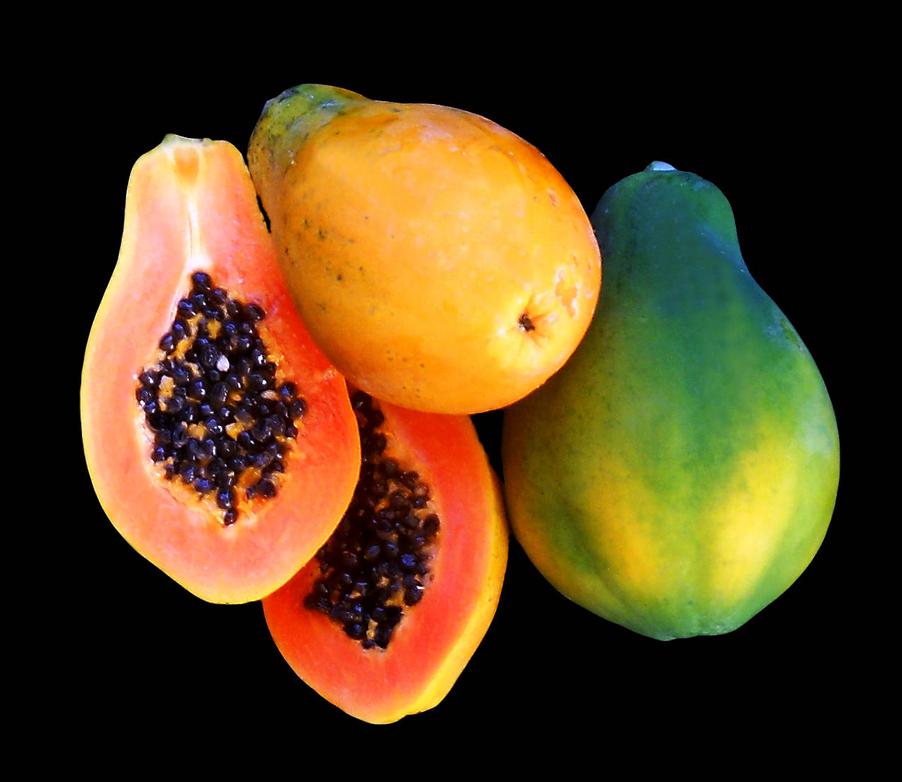 Fruit 桌布 壁紙 — 鮮豔的木瓜切開，露出多汁的橙色果肉和黑色種子，襯托在純黑背景上。