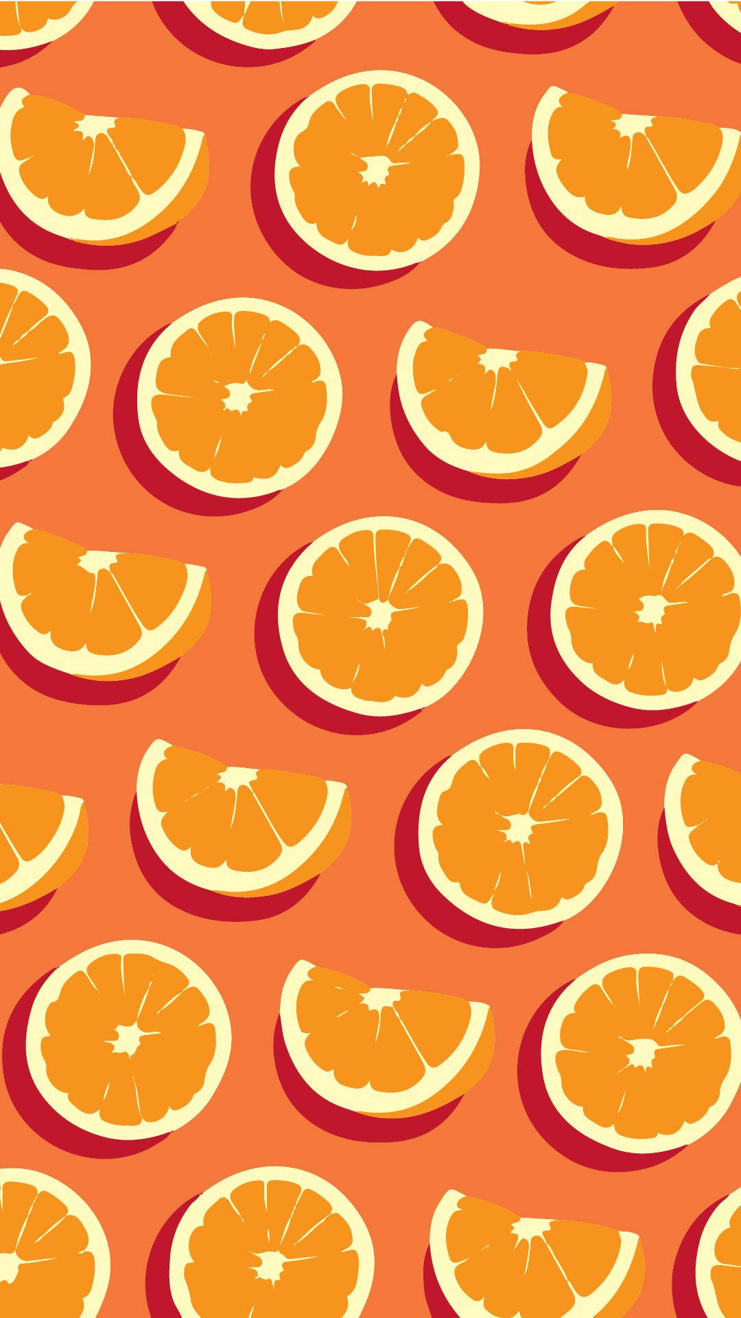 Orange Fruit 桌布 壁紙 — 鮮豔的橙片和半個橙子以重複圖案排列在溫暖的珊瑚色背景上，帶有柔和陰影。