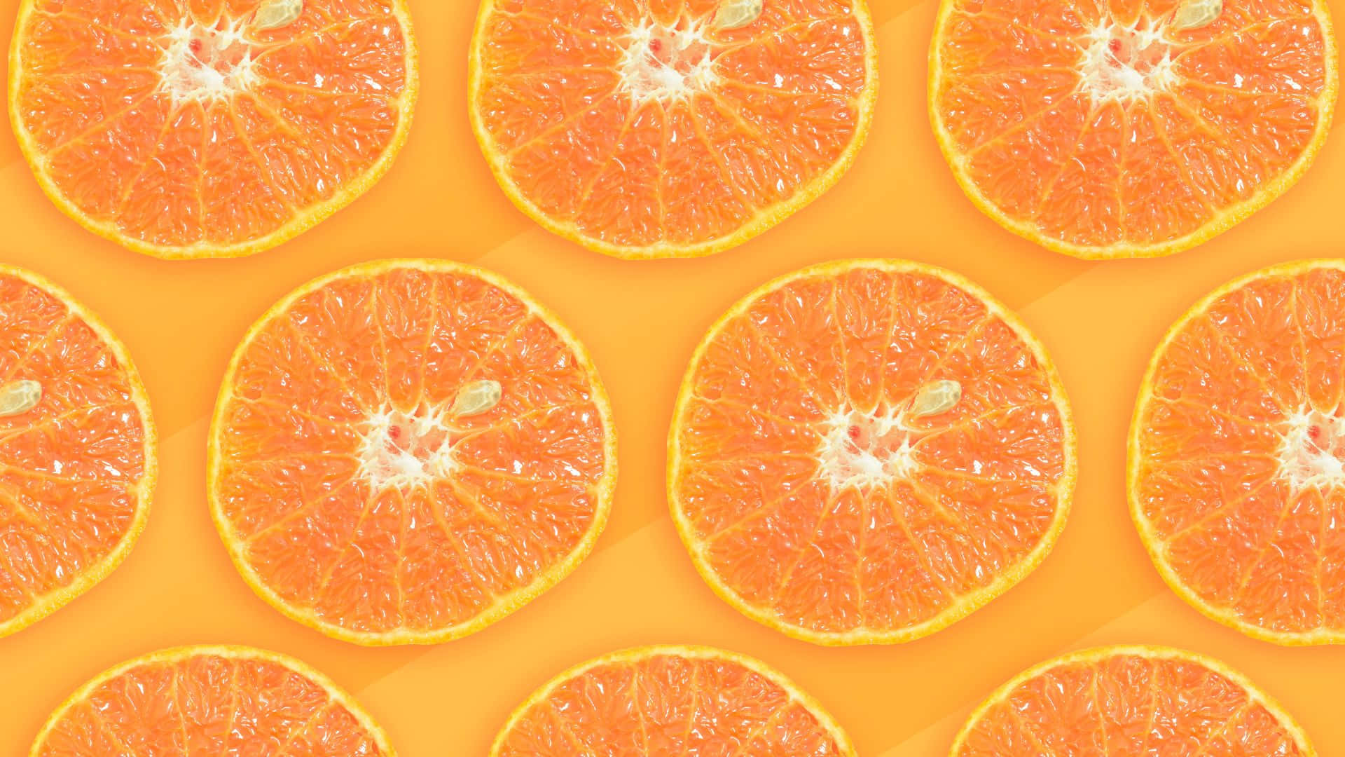 Cute Orange 桌布 壁紙 — 鮮豔的橙片在溫暖的橙色背景上以重複圖案排列。