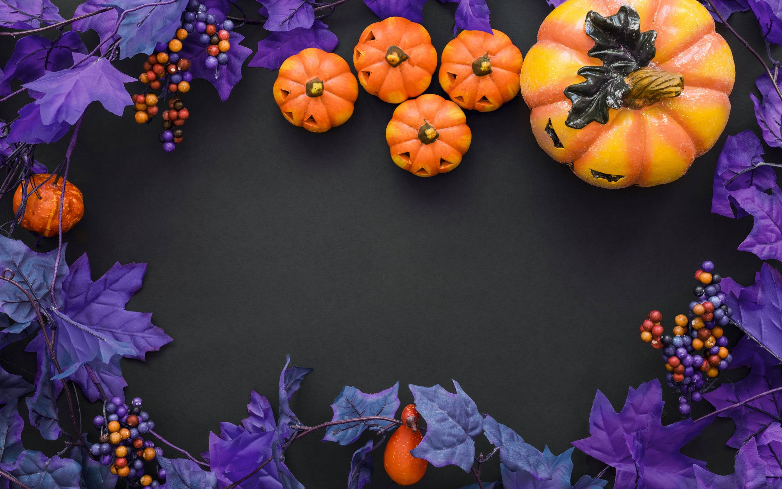 Cute Aesthetic Halloween 桌布 壁紙 — 鮮豔的橙色南瓜和深紫色葉子圍繞著一個黑暗的空間，點綴著色彩繽紛的漿果，適合萬聖節。
