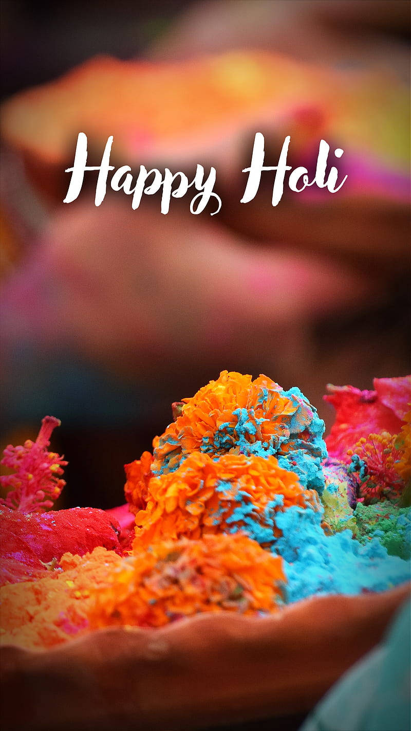 Holi 桌布 壁紙 — 鮮豔的橙色和藍色灑紅節粉末堆在黏土碗中，帶有模糊的節日手和「Happy Holi」文字。