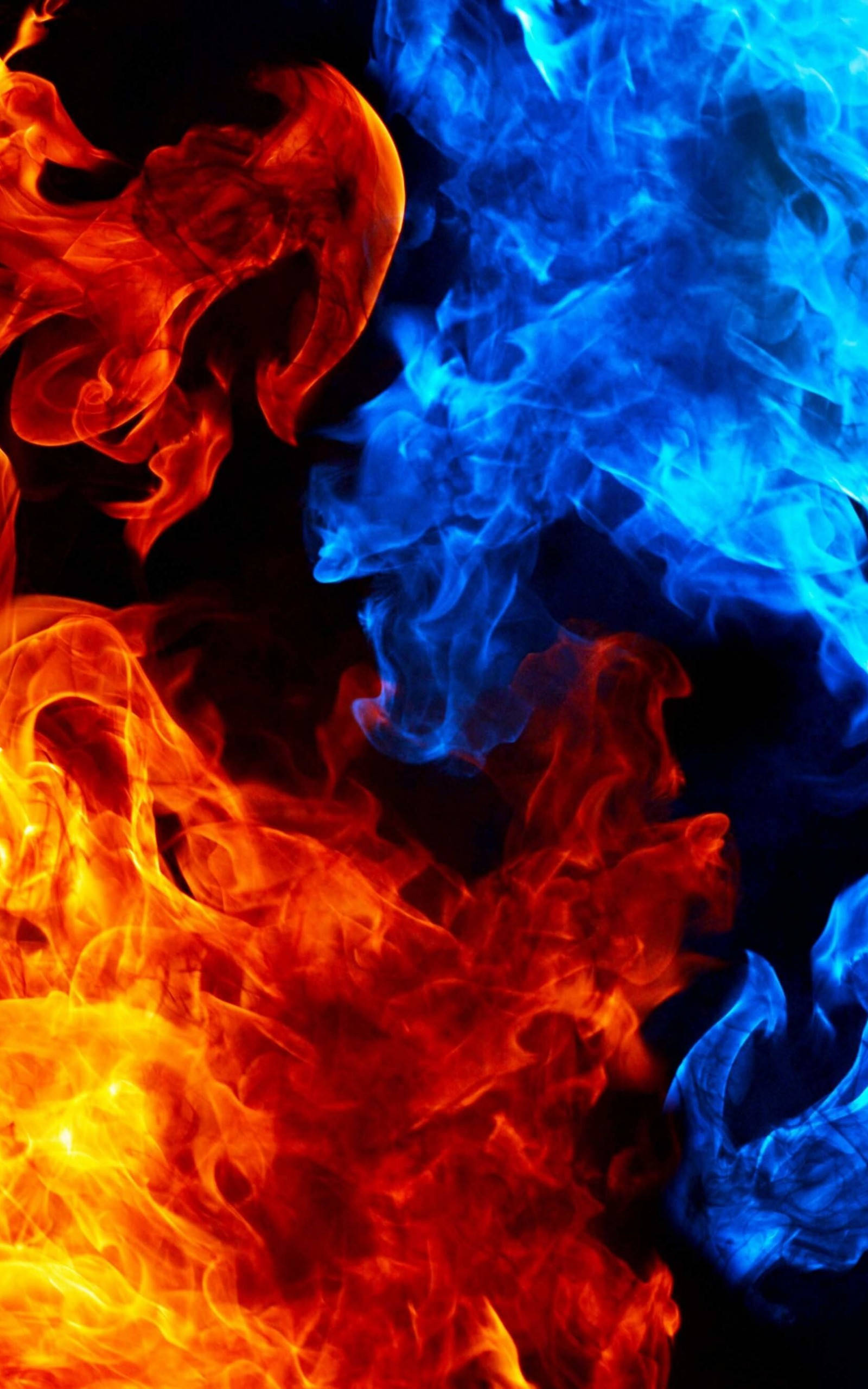 Flame 桌布 壁紙 — 鮮豔的橙色和藍色火焰在純黑色背景上動態旋轉，營造出強烈的視覺對比。