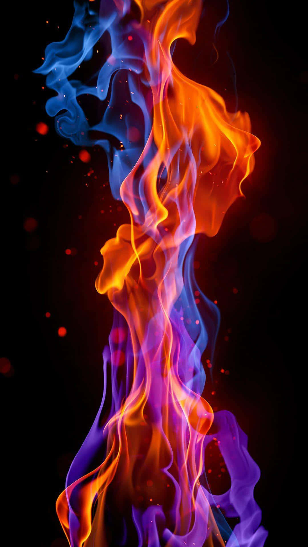 Red And Blue Fire 桌布 壁紙 — 鮮豔的橙色和藍色火焰在黑色背景上動態扭曲，帶有發光的餘燼。