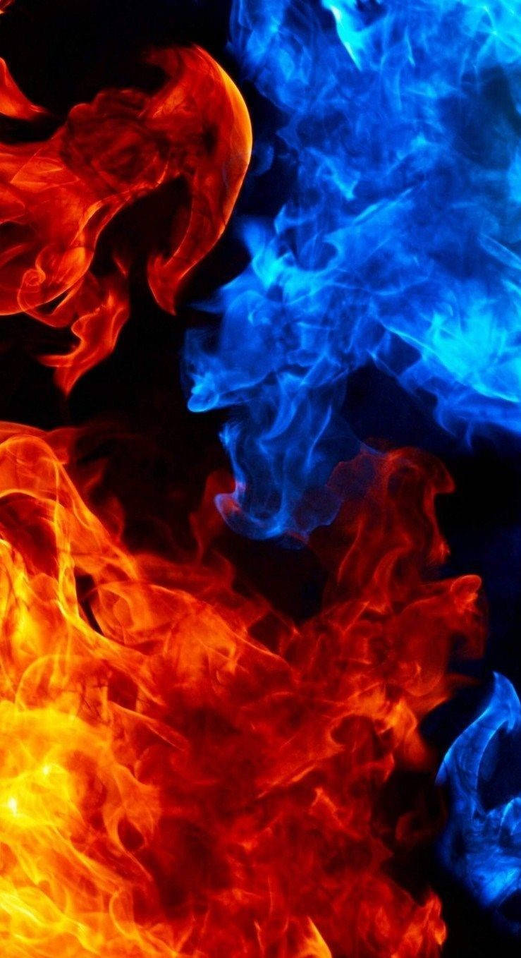 iPhone Fire 桌布 壁紙 — 鮮豔的橙色和藍色火焰在黑色背景上動態旋轉，形成戲劇性的抽象構圖。