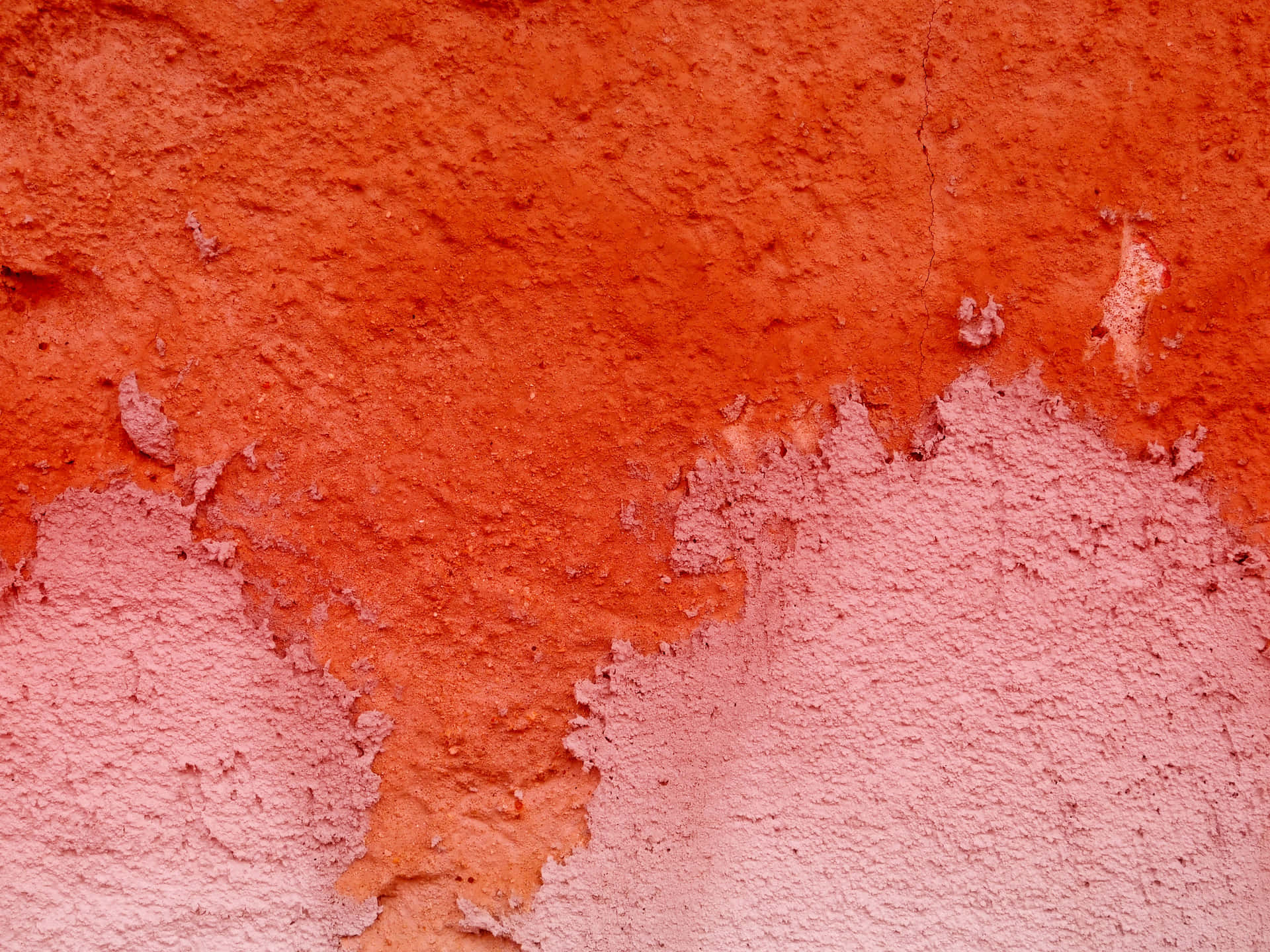 Red stone texture 壁紙 — 鮮豔的橙色和褪色的粉紅色油漆層在粗糙的紋理牆壁上剝落和開裂。