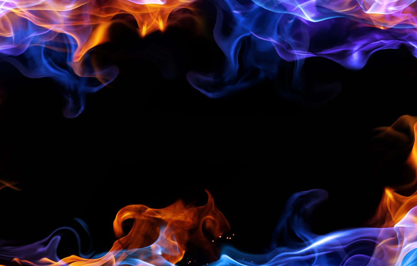 Colorful Smoke 桌布 壁紙 — 鮮豔的橙色和電光藍色火焰在純黑背景上動態旋轉，營造出戲劇性的火焰邊框。