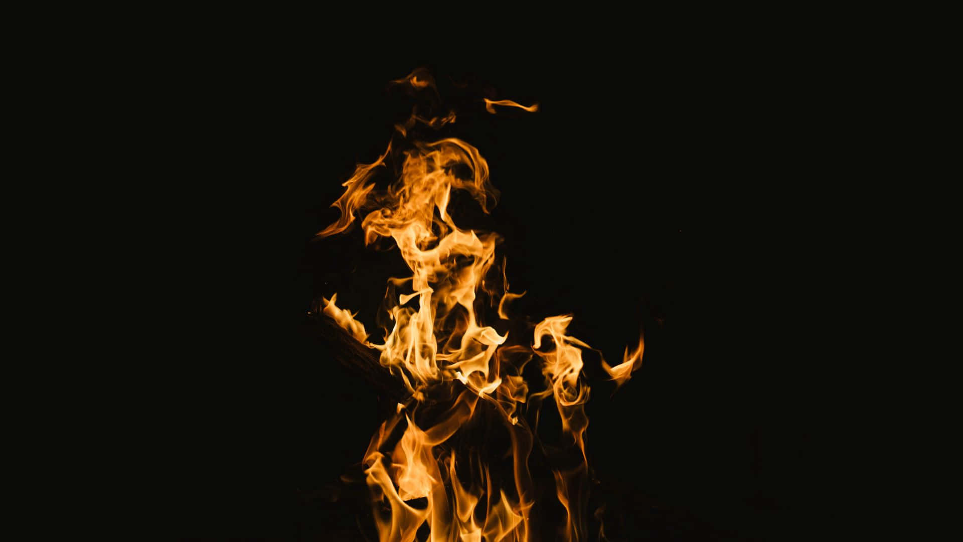 火焰動畫 桌布 壁紙 — 鮮豔的橙色和黃色火焰在純黑色背景上動態舞動。