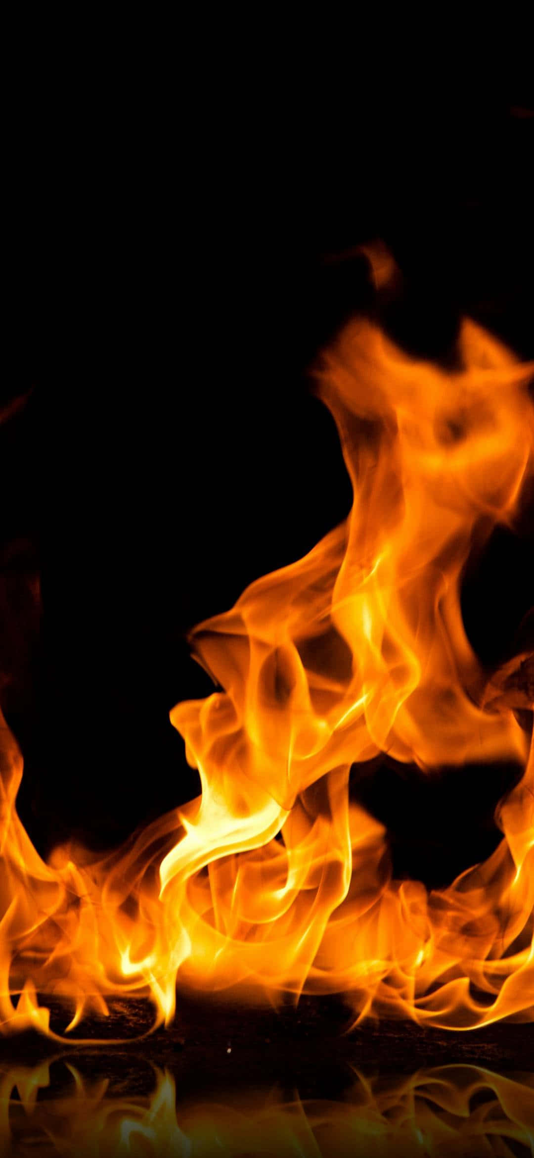 Flame 桌布 壁紙 — 鮮豔的橙色和黃色火焰在純黑色背景上動態舞動，帶有微妙的反射。
