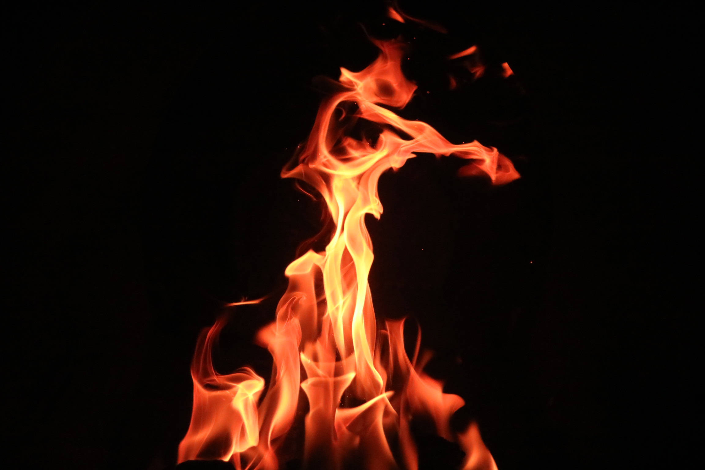 火焰動畫 桌布 壁紙 — 鮮豔的橙色和黃色火焰在純黑色背景上動態舞動，營造出強烈的視覺對比。