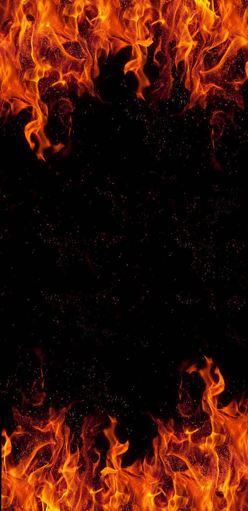 Burn 桌布 壁紙 — 鮮豔的橙色和黃色火焰舔舐著黑色背景的邊緣，中央漂浮著發光的餘燼。