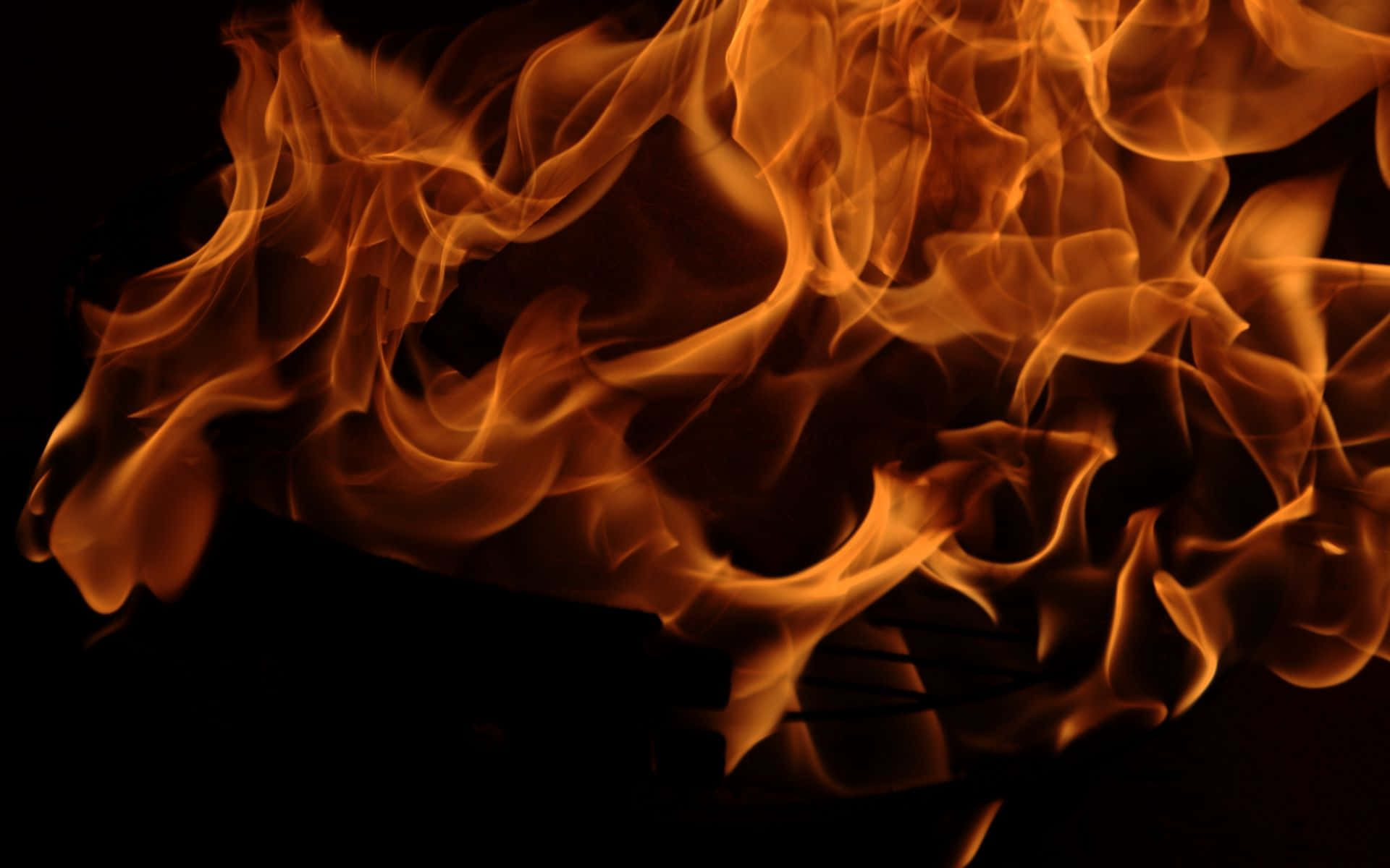 Flame 桌布 壁紙 — 鮮豔的橙色火焰在純黑背景上動態舞動，營造出戲劇性且強烈的視覺效果。