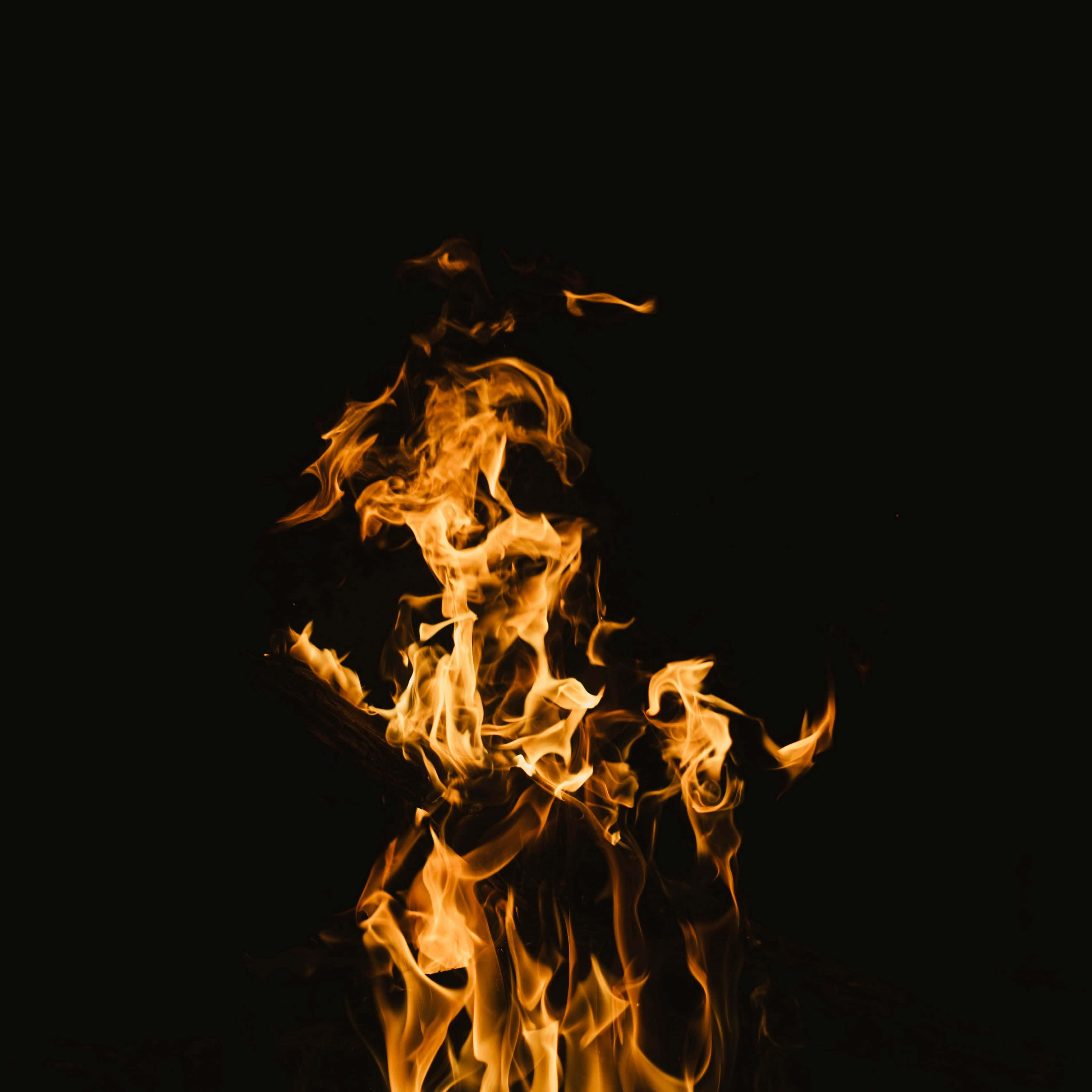 Burn 桌布 壁紙 — 鮮豔的橙色火焰在純黑色背景下戲劇性地近距離動態舞動。