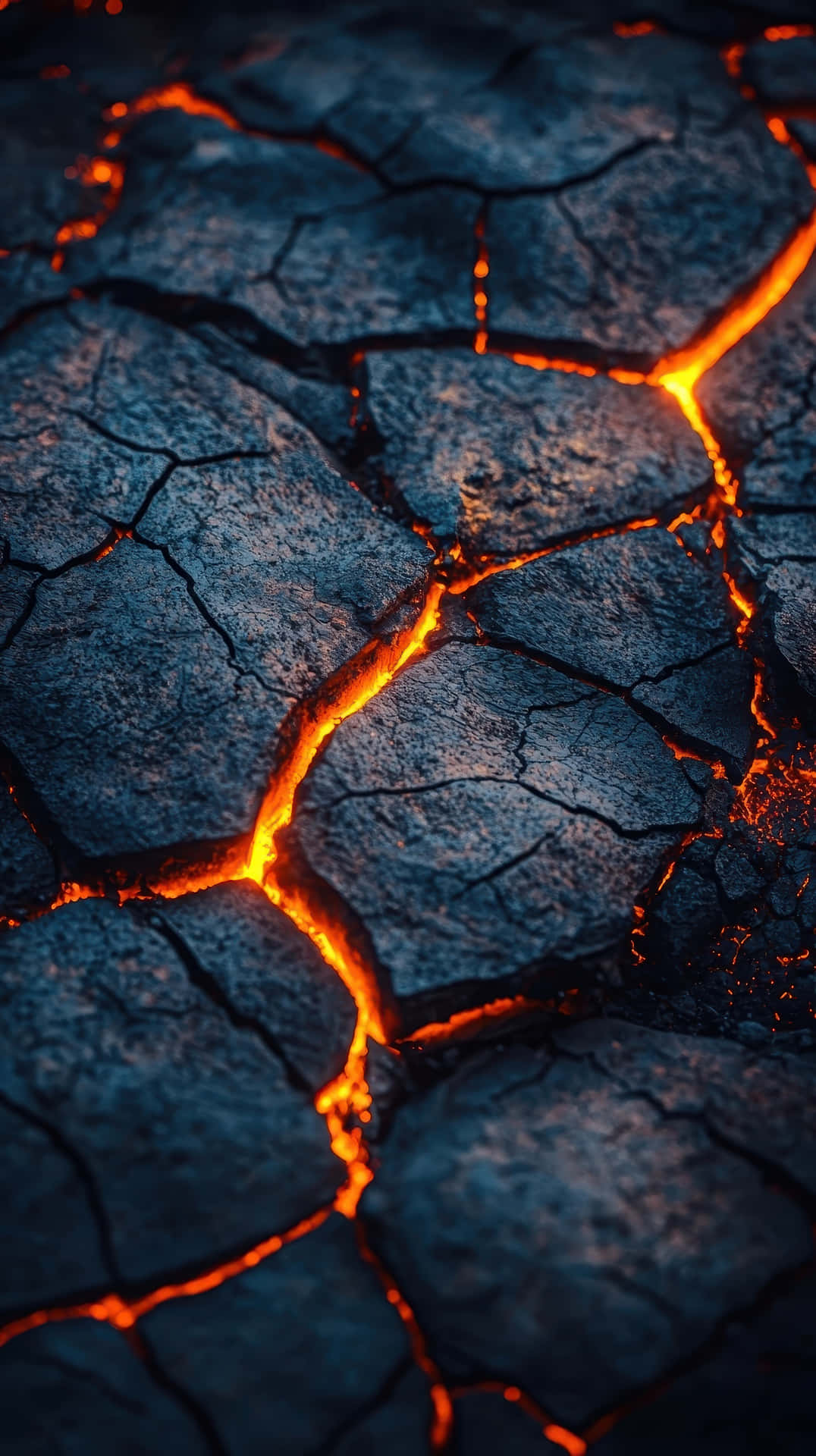 Cracked volcanic earth with glowing molten lava fissures 壁紙 — 鮮豔的橙色熔岩在戲劇性的燈光下流過黑暗龜裂土地的深層裂縫。