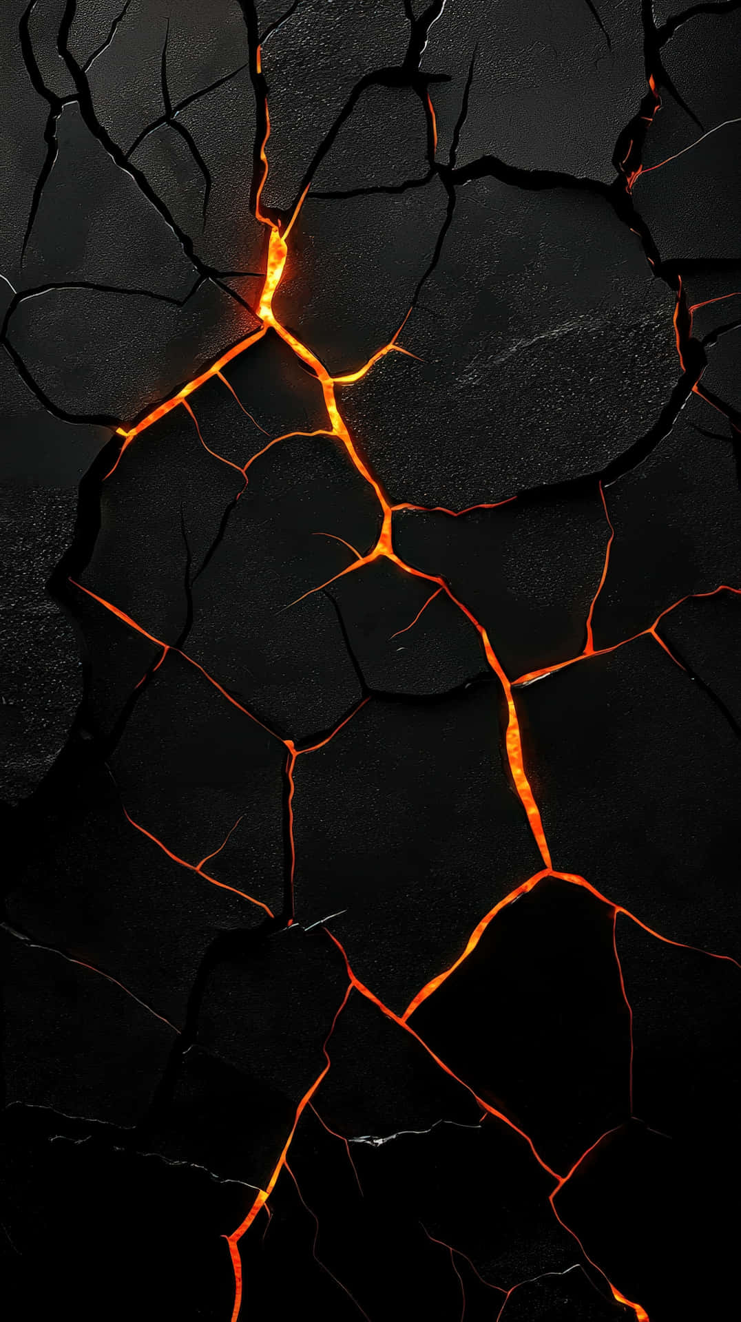 Cracked Black Lava Surface with Glowing Fissures 壁紙 — 鮮豔的橙色熔岩流過裂開的黑色火山表面上的複雜裂縫。
