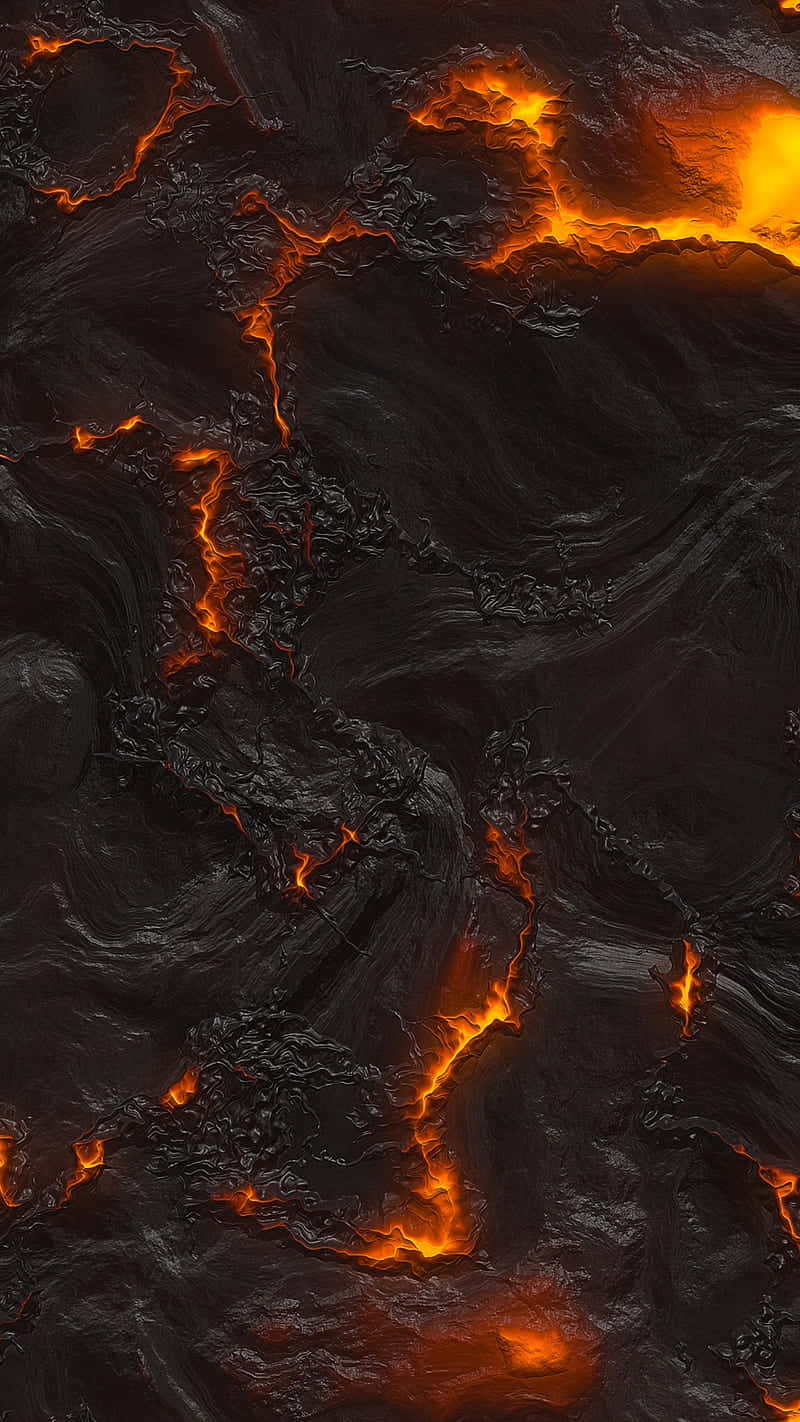 lava 桌布 壁紙 — 鮮豔的橙色熔岩流過裂開的黑色火山岩，形成戲劇性的自然噴發場景。