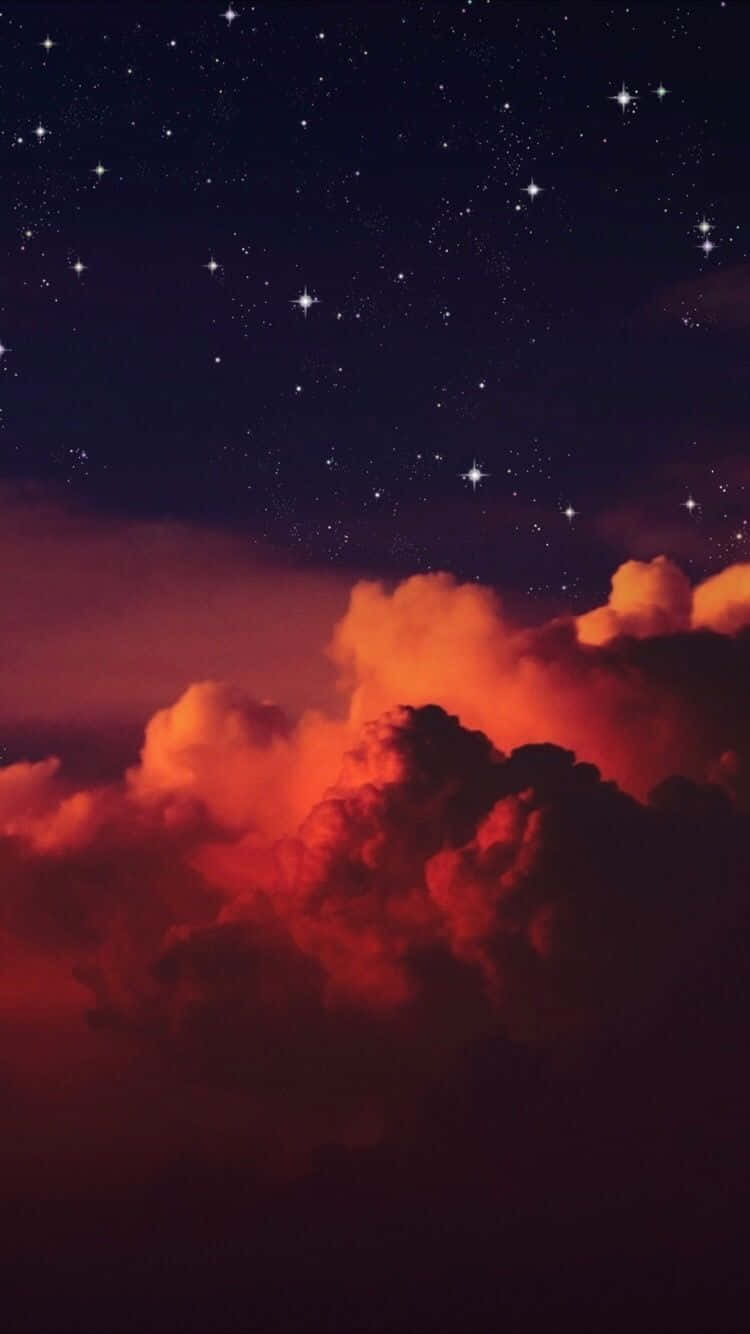 桌布 壁紙 — 鮮豔的橙色雲朵在繁星閃爍的夜空下發光。