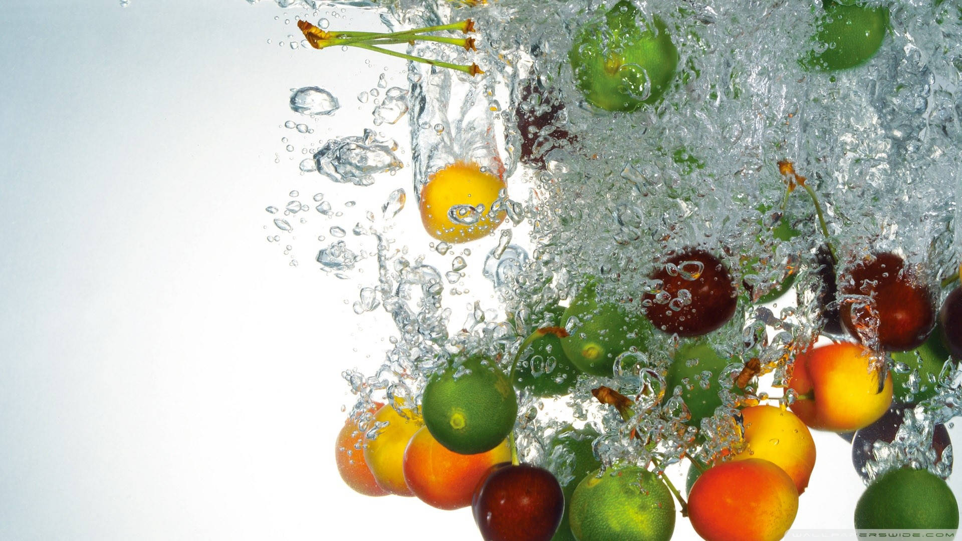 Fruits 桌布 壁紙 — 鮮豔的櫻桃和李子衝破清澈的水面，在明亮的白色背景上形成動態的水花和閃閃發光的氣泡。