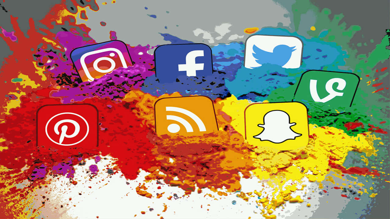 Social Media Logos 桌布 壁紙 — 鮮豔的油漆飛濺在浮動的社交媒體圖示後方爆發，形成動態的數位拼貼。