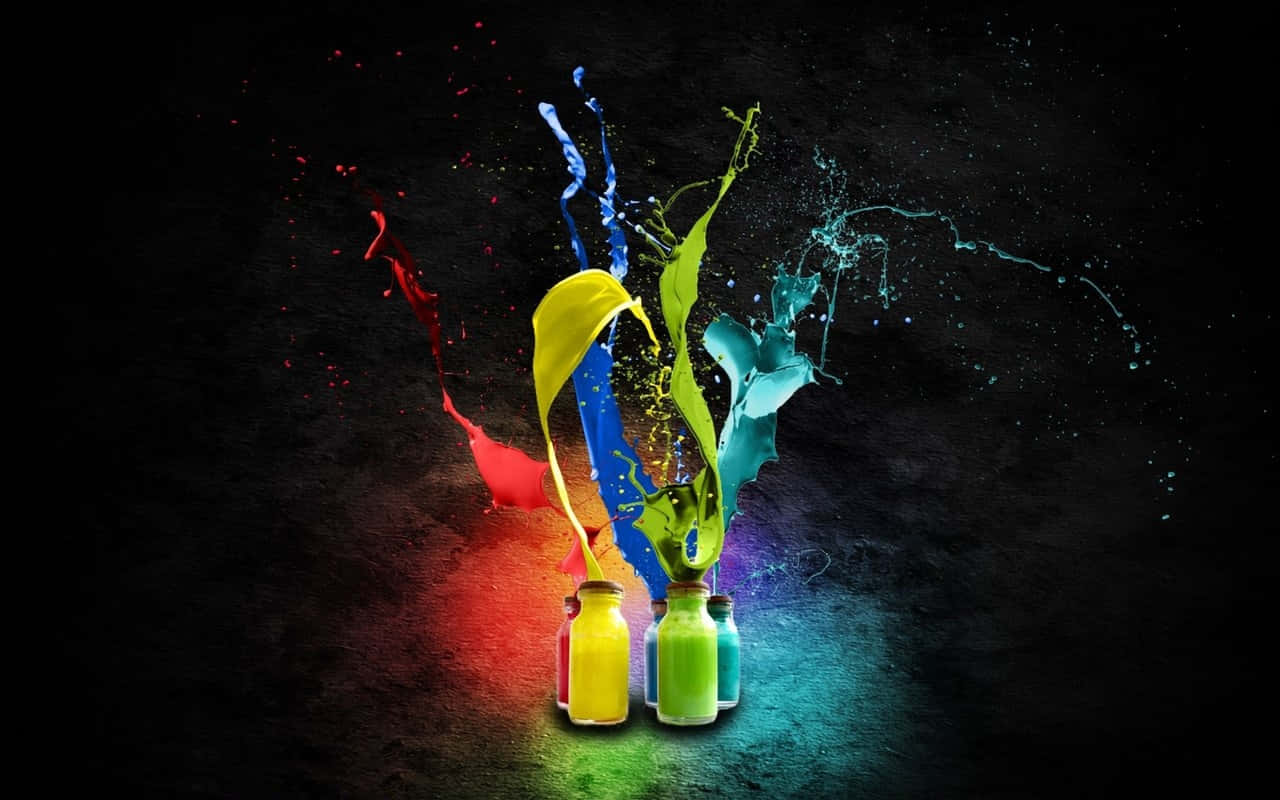 Paint Splatter 桌布 壁紙 — 鮮豔的油漆飛濺從彩色瓶子中噴出，在深色紋理背景上形成動態的色彩爆炸。