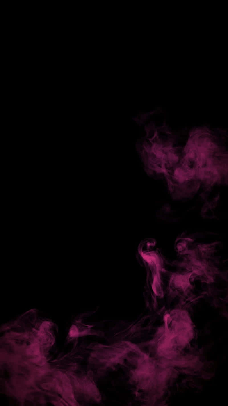 Black Smoke 桌布 壁紙 — 鮮豔的洋紅色煙霧在純黑色背景上旋轉，營造出空靈神秘的氛圍。