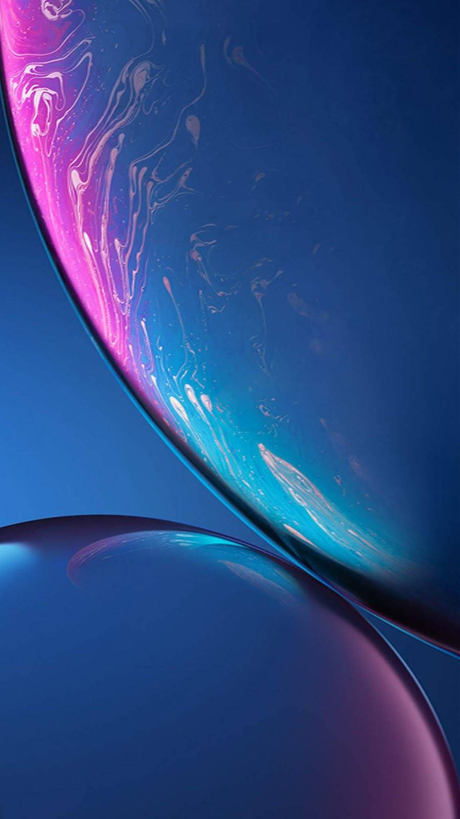 Bubbles 桌布 壁紙 — 鮮豔的漩渦粉紅色和藍色液體在光澤球體內流動，背景為深藍色漸變。