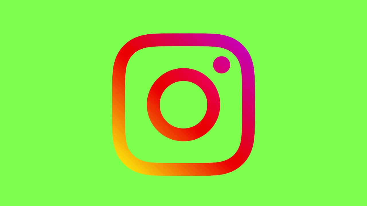 Instagram Black Logo 桌布 壁紙 — 鮮豔的漸變 Instagram 標誌居中於明亮的萊姆綠色背景上。