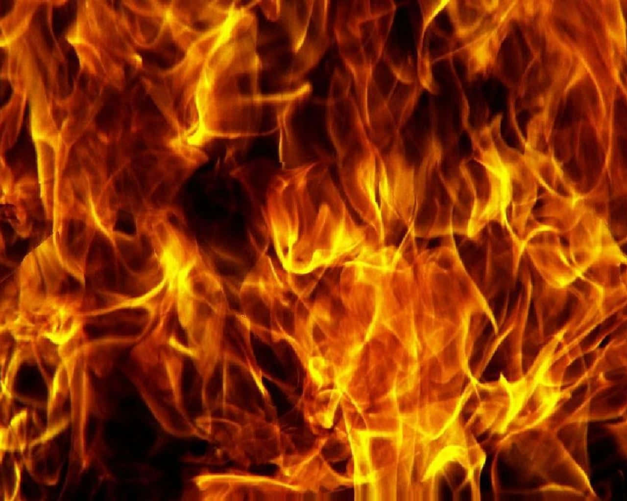 Flame 桌布 壁紙 — 鮮豔的火焰在深色背景下以強烈的橙色和黃色色調舞動。