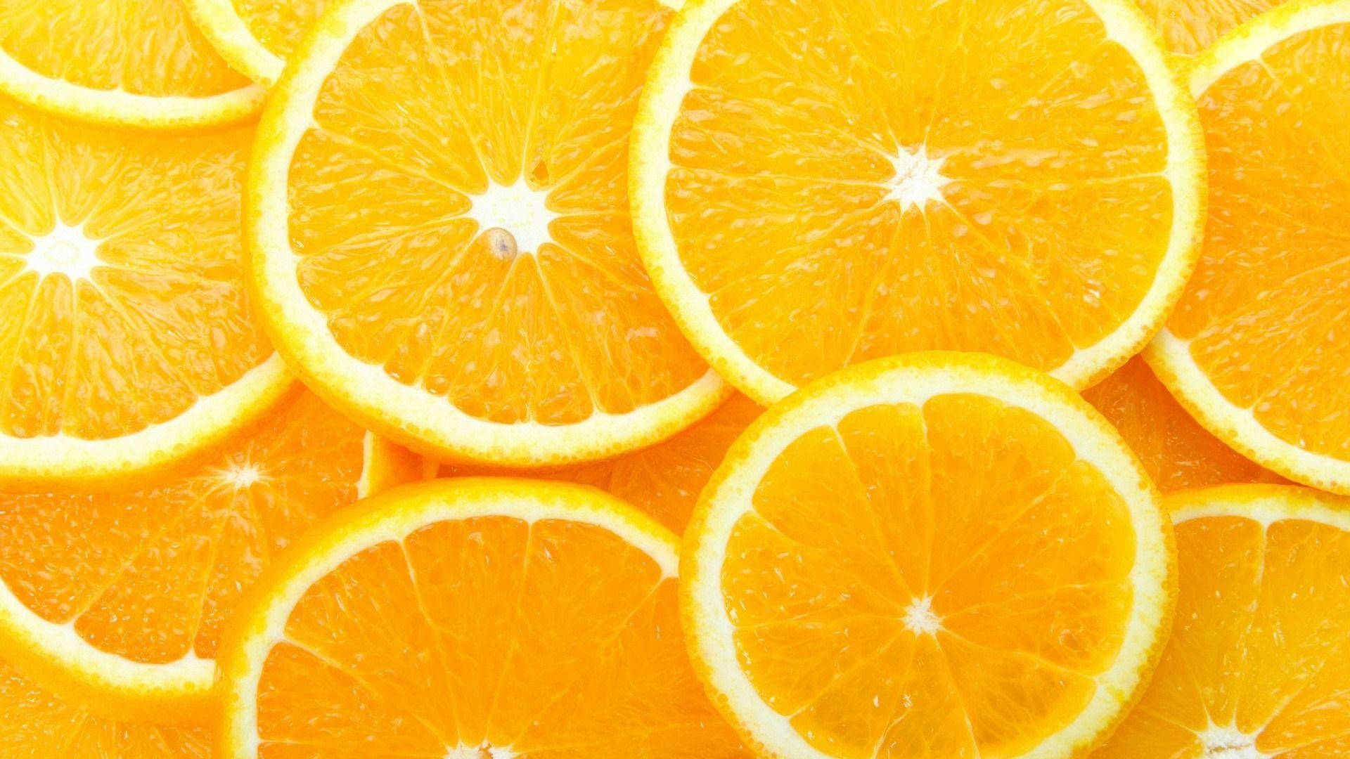 Orange Fruit 桌布 壁紙 — 鮮豔的特寫鏡頭，多汁的柳橙片展現出明亮的果肉和白色的海綿層，形成密集重疊的圖案。