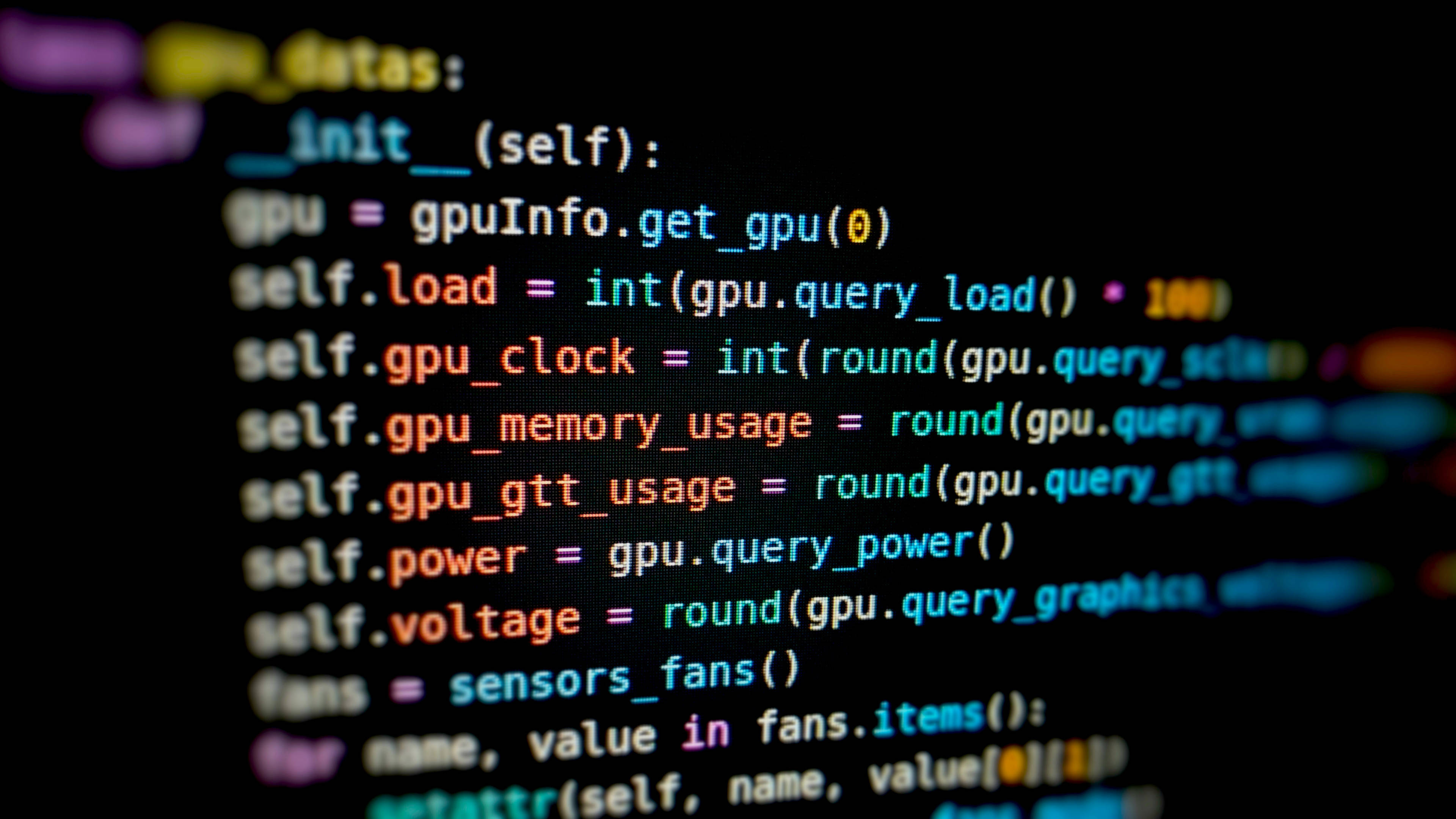Coder 桌布 壁紙 — 鮮豔的發光代碼線條在黑暗背景上漂浮，形成清晰的數位特寫。
