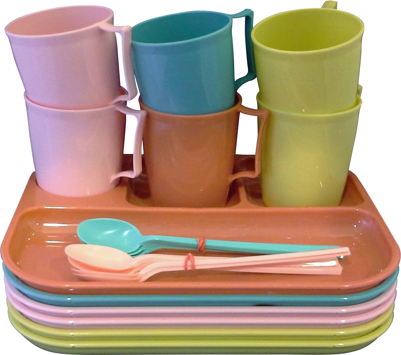 Utensils 桌布 壁紙 — 鮮豔的粉彩塑膠杯、湯匙和盤子整齊地堆疊在相配的托盤上，背景為黑色。