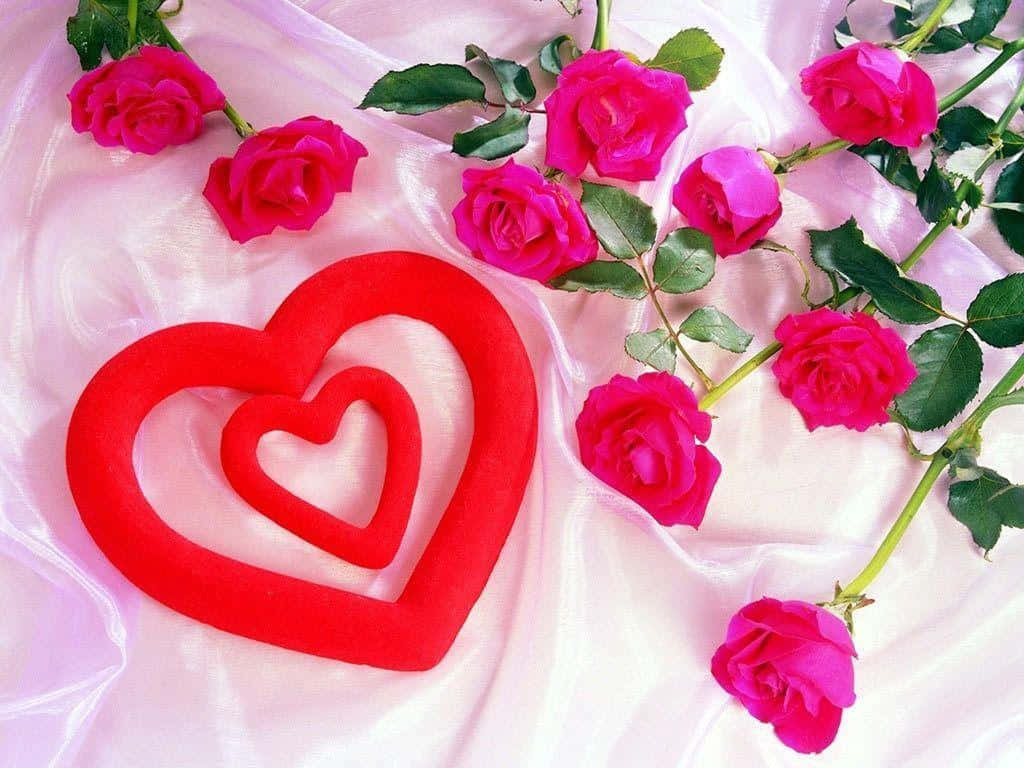 Cute Love Heart 桌布 壁紙 — 鮮豔的粉紅玫瑰和嵌套的紅心放置在柔軟的粉紅緞布上，構成浪漫的畫面。