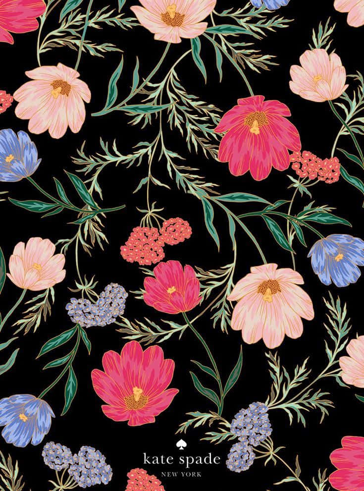 kate spade 桌布 壁紙 — 鮮豔的粉紅色、藍色和蜜桃色花朵，搭配綠色莖幹，在純黑色背景上綻放，形成優雅的重複圖案。