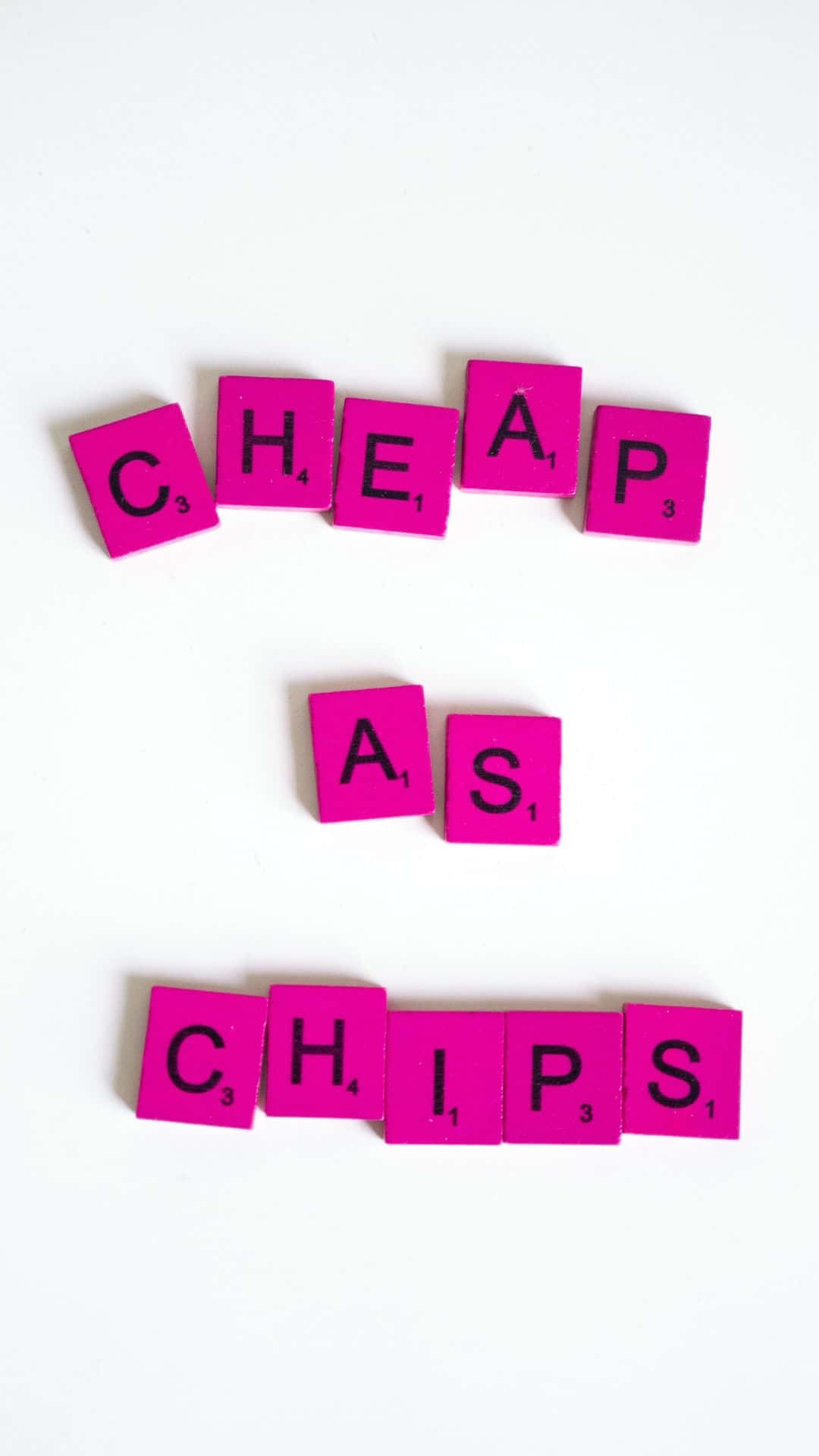 語錄 桌布 壁紙 — 鮮豔的粉紅色Scrabble瓷磚在純白背景上拼出「CHEAP AS CHIPS」。