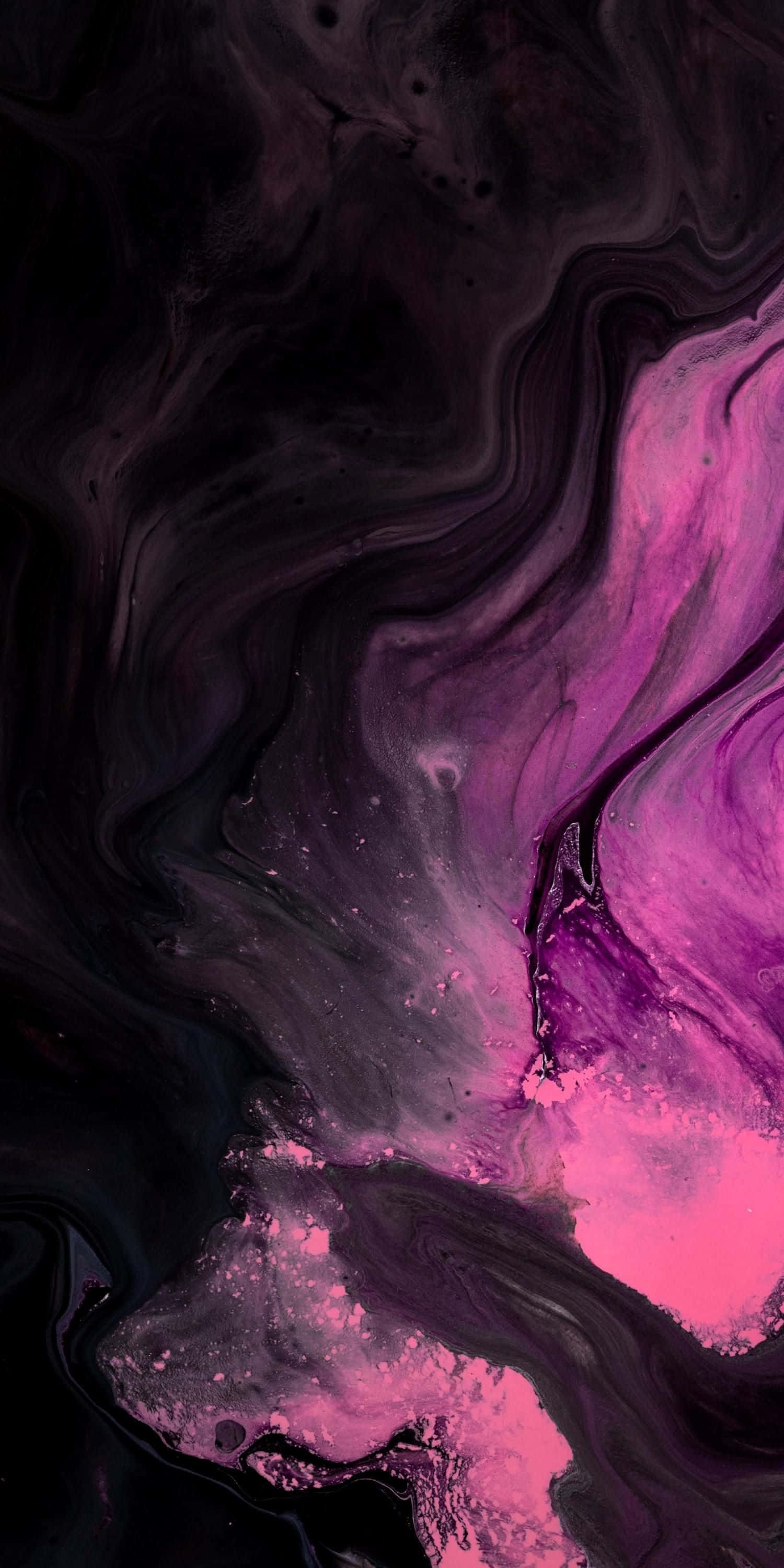 Black And Pink iPhone 桌布 壁紙 — 鮮豔的粉紅色和深紫色墨水在黑色背景上動態旋轉，形成流暢的抽象構圖。