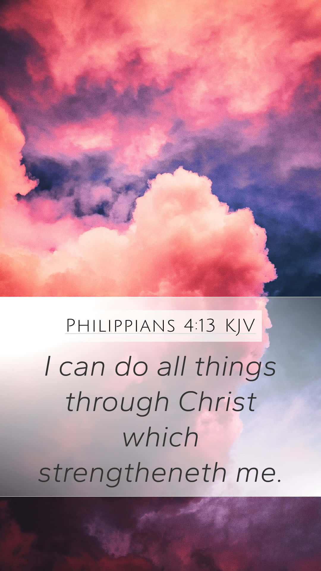 Bible Verse Phone 桌布 壁紙 — 鮮豔的粉紅色和紫色雲彩在顯示聖經經文腓立比書4:13 KJV的半透明覆蓋層後面戲劇性地旋轉。