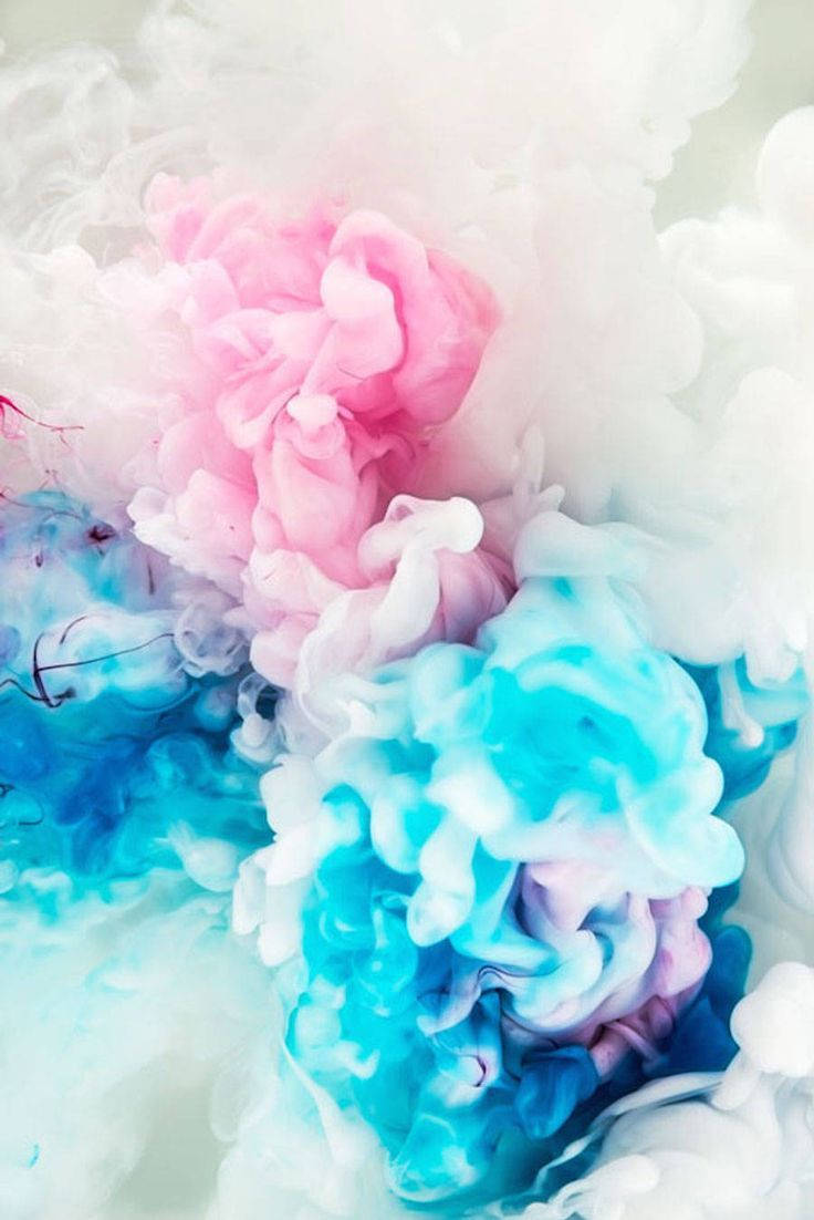 Pinterest 桌布 壁紙 — 鮮豔的粉紅色和藍色墨水在水中旋轉混合，在淺色背景上創造出柔軟的雲狀紋理。