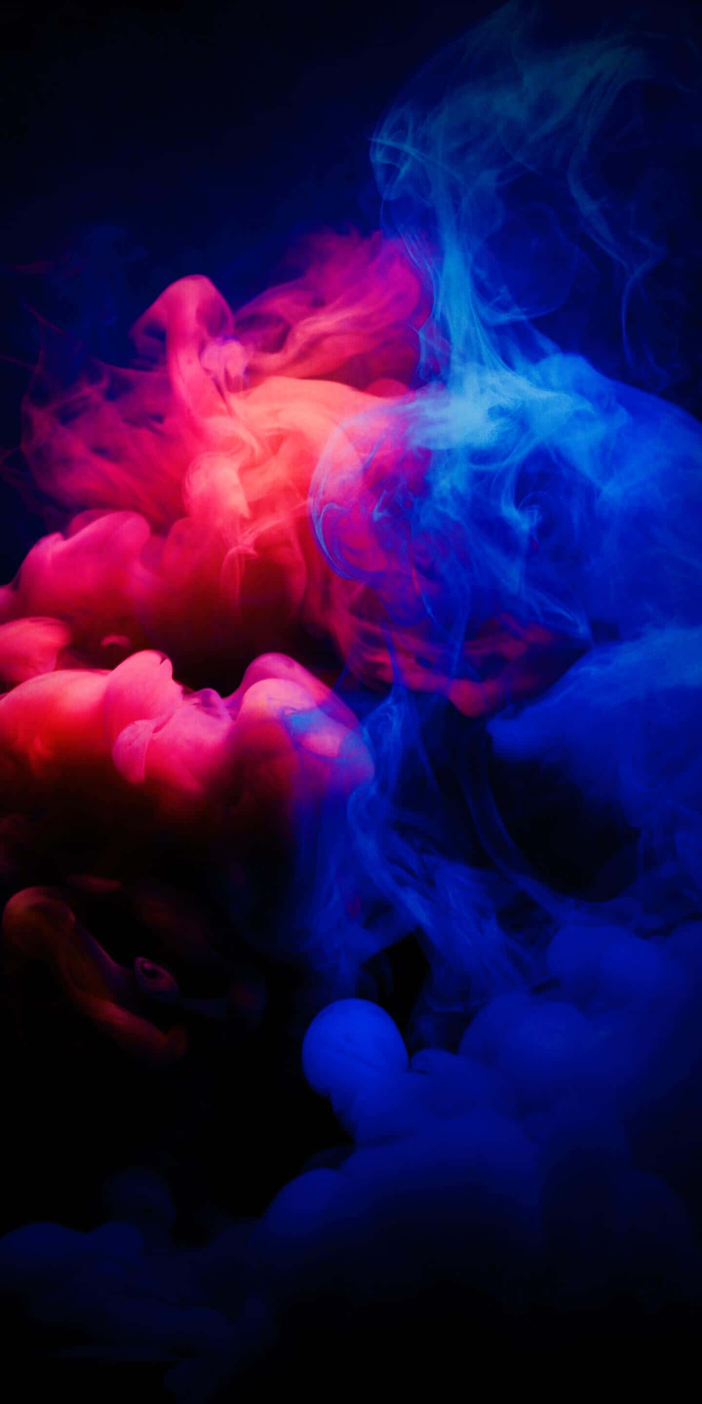 Red And Blue iPhone 桌布 壁紙 — 鮮豔的粉紅色和藍色墨水漩渦在深黑色背景上戲劇性地旋轉，構成迷人的抽象構圖。