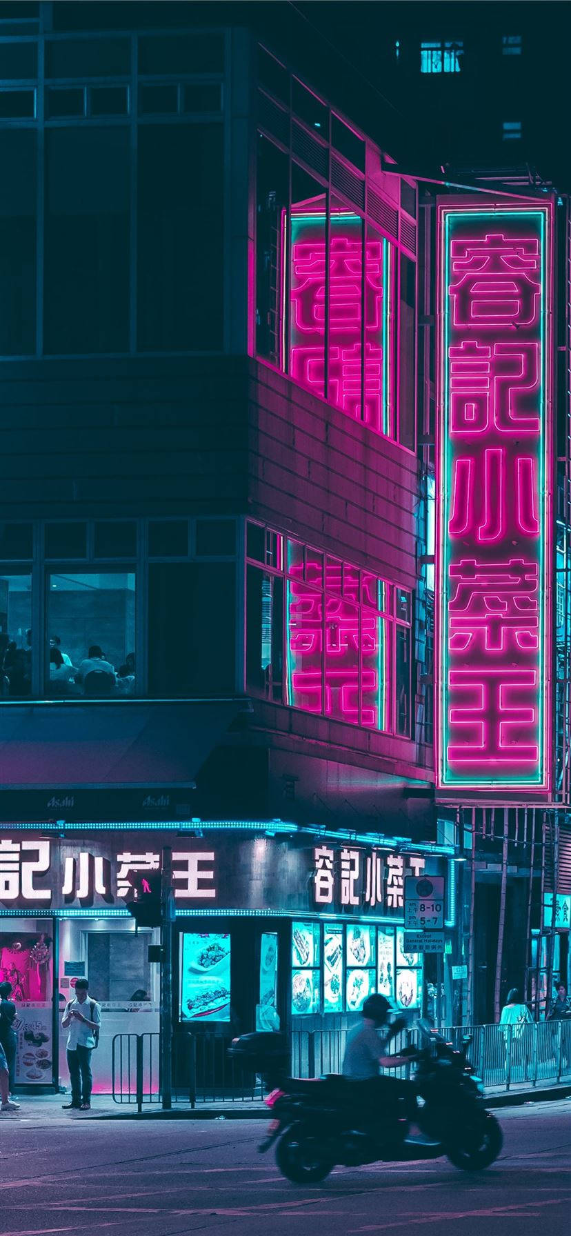 日本 桌布 壁紙 — 鮮豔的粉紅色和青色霓虹燈在夜晚的城市建築物上閃耀，一輛滑板車在潮濕的街道上行駛而過。