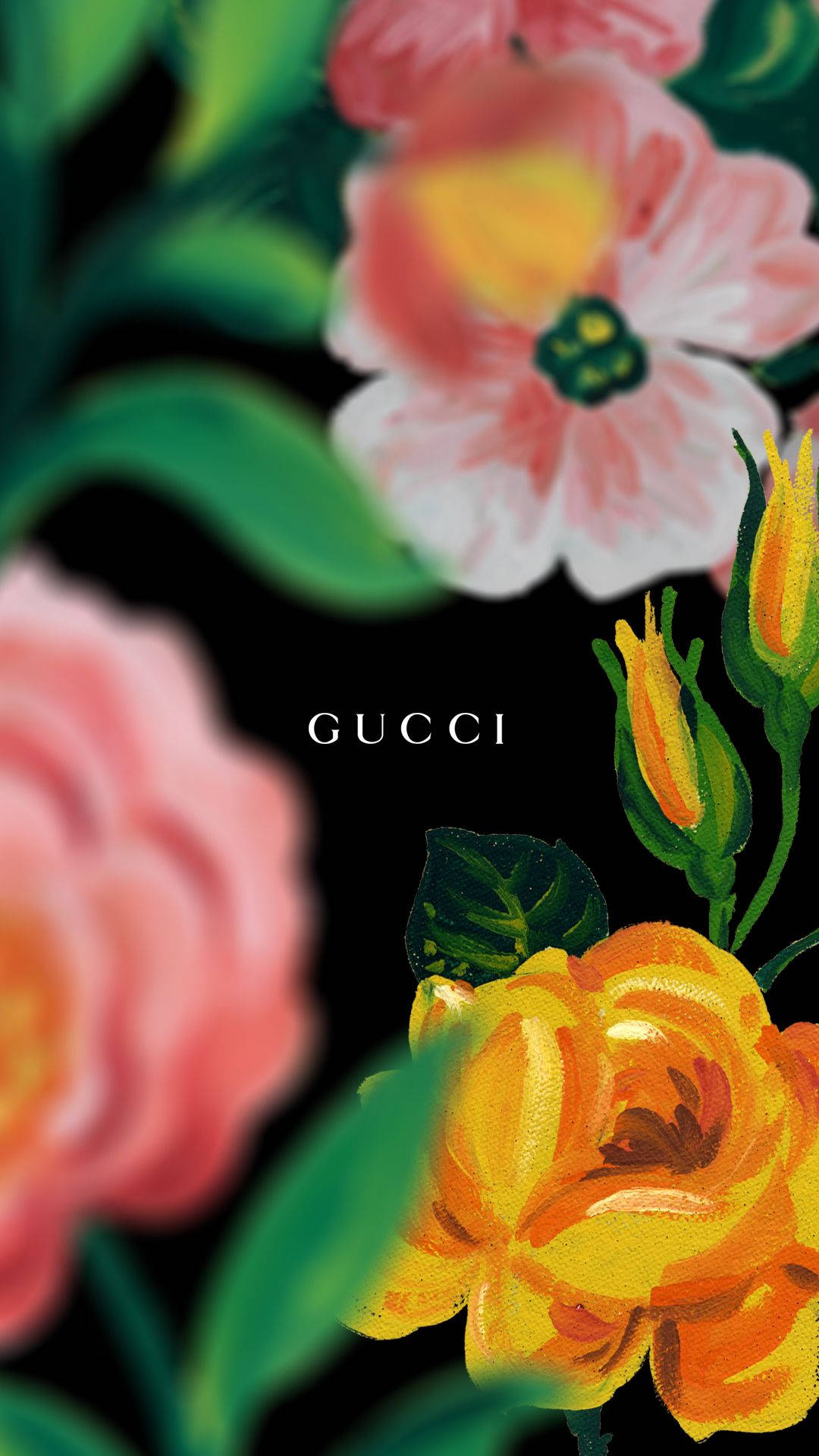Gucci 桌布 壁紙 — 鮮豔的粉紅色和黃色手繪花朵在純黑色背景上盛開，Gucci 標誌居中。