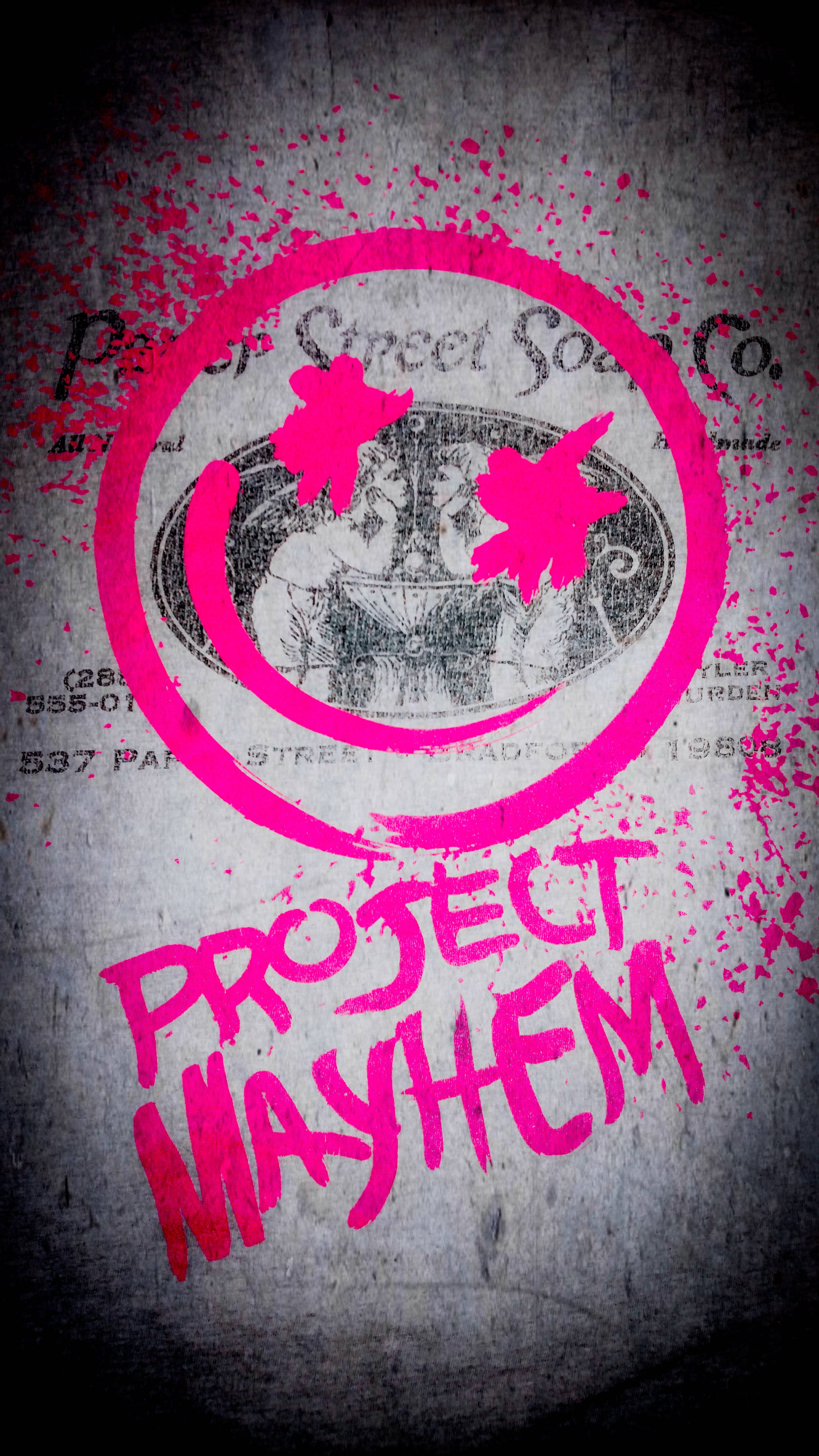 club 桌布 壁紙 — 鮮豔的粉紅色塗鴉拼寫出「PROJECT MAYHEM」，濺在風化混凝土上一個褪色的復古肥皂公司標誌上。