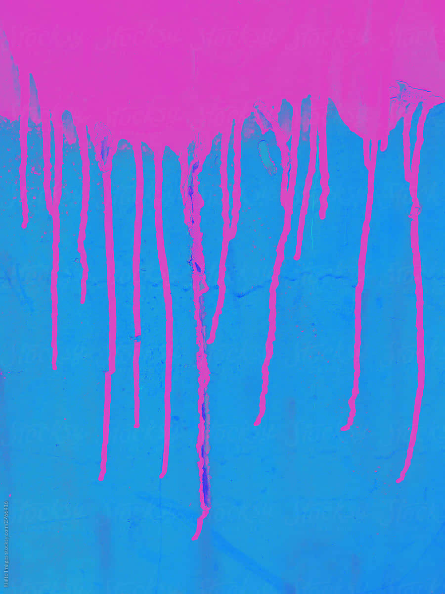 paint 桌布 壁紙 — 鮮豔的粉紅色油漆戲劇性地滴落在有紋理的藍色牆壁上，創造出大膽的抽象構圖。